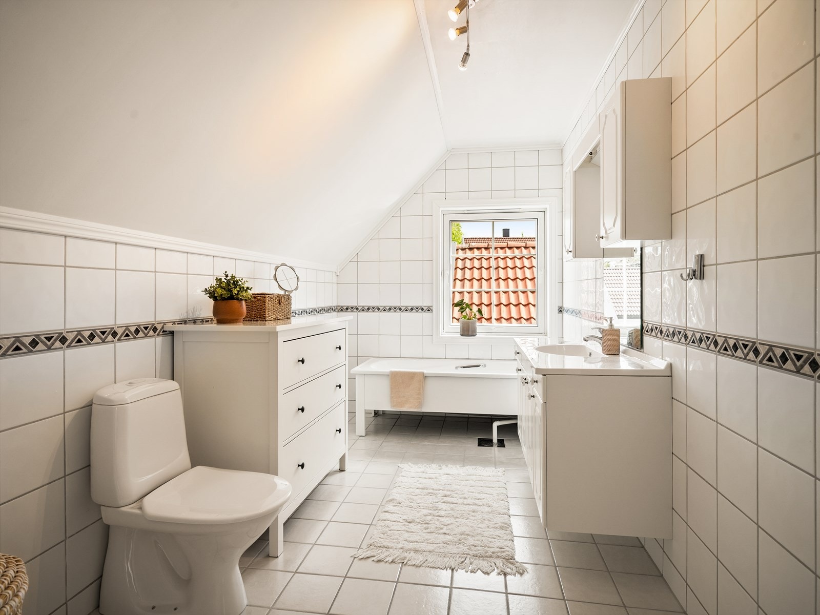 Badet i andre etasje er utstyrt med badekar, perfekt for barnefamilier. Galleribilde