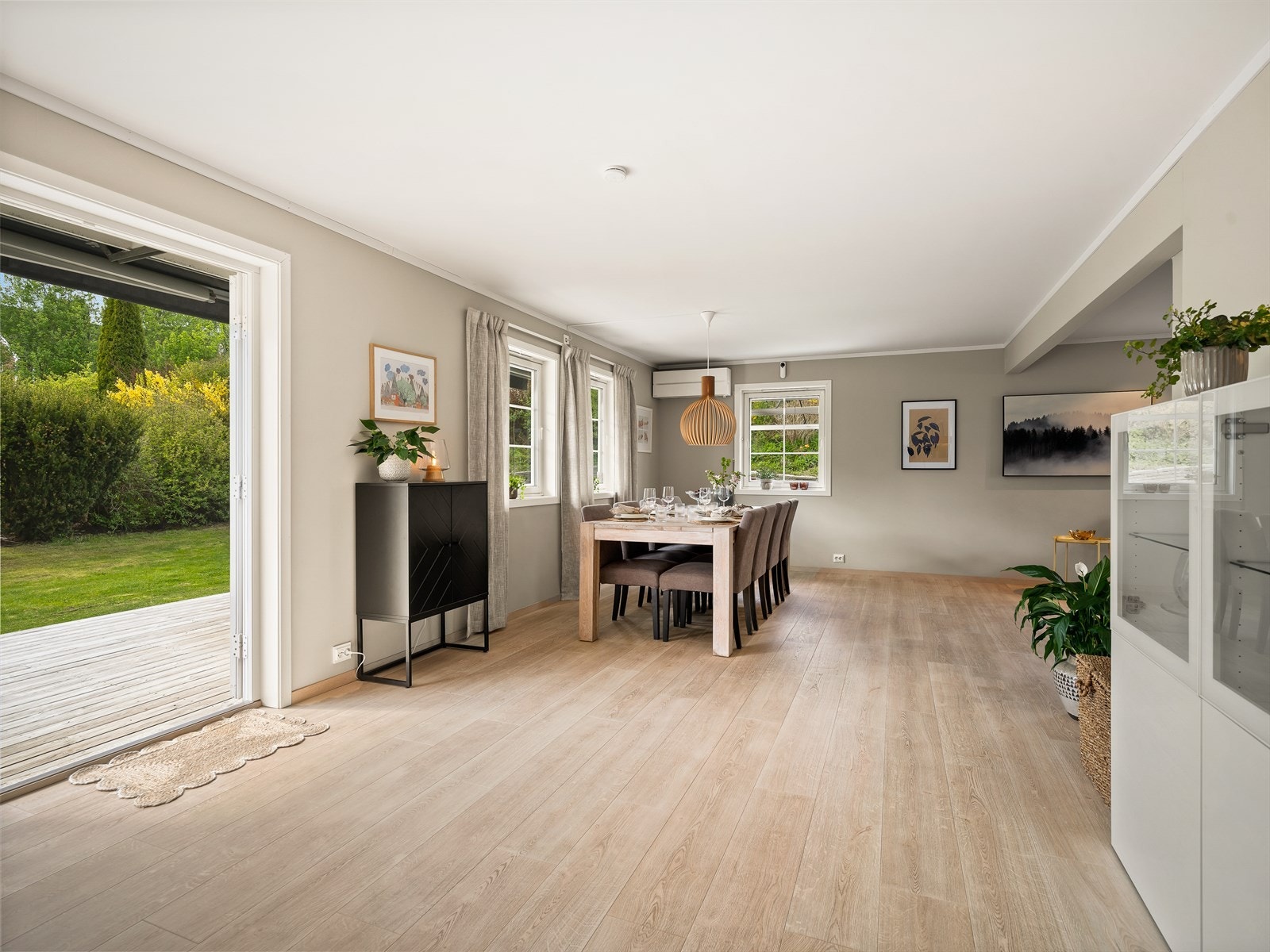 Spisestuen har god plass til langbord og direkte utgang til terrassen og hagen. Galleribilde