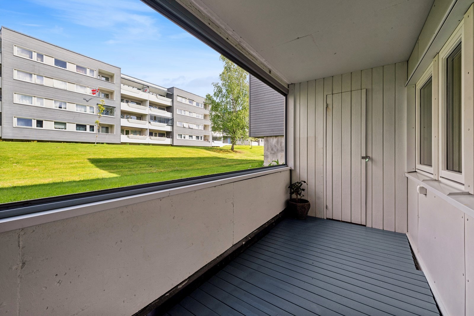 Den innglassede balkongen fungerer som et ekstra oppholdsrom. Her er det også adkomst til en praktisk bod. Galleribilde