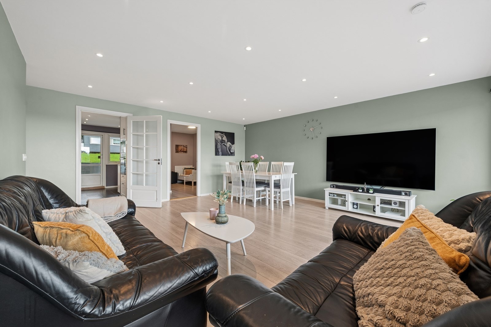 Stuen har god plass til både sofagruppe og spisebord. Taket ble senket med downlights i 2020. Galleribilde
