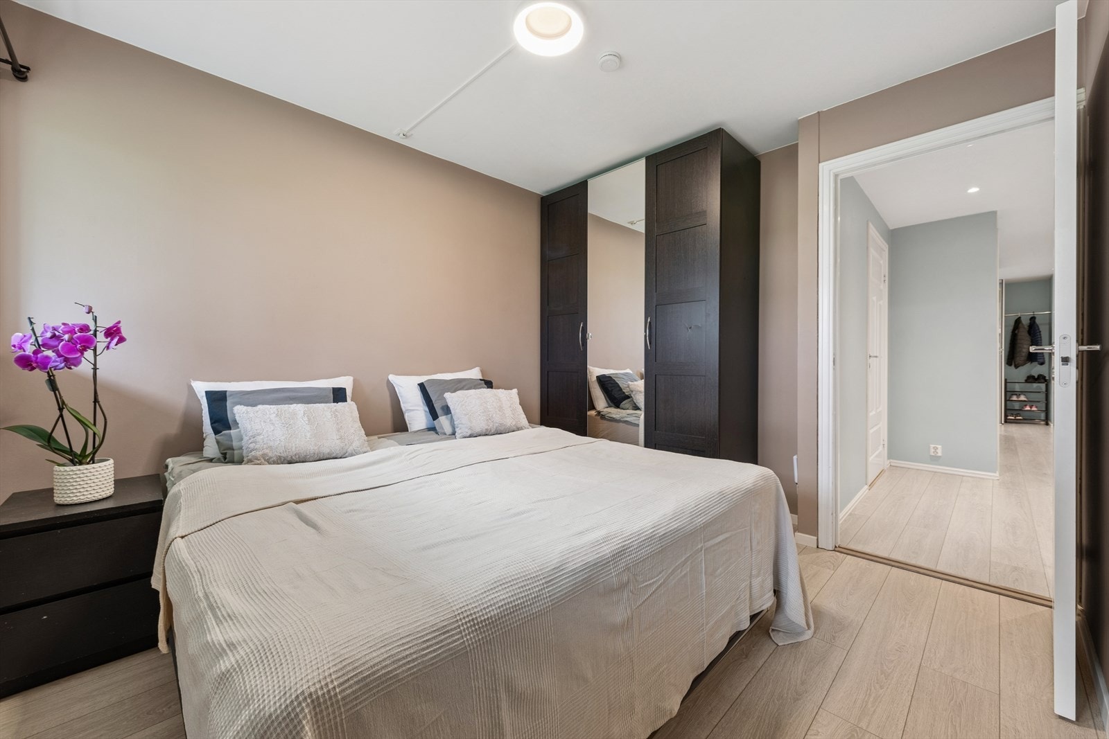 God plass til garderobeskap. Alle rom ble pusset opp med nye overflater i 2021. Galleribilde