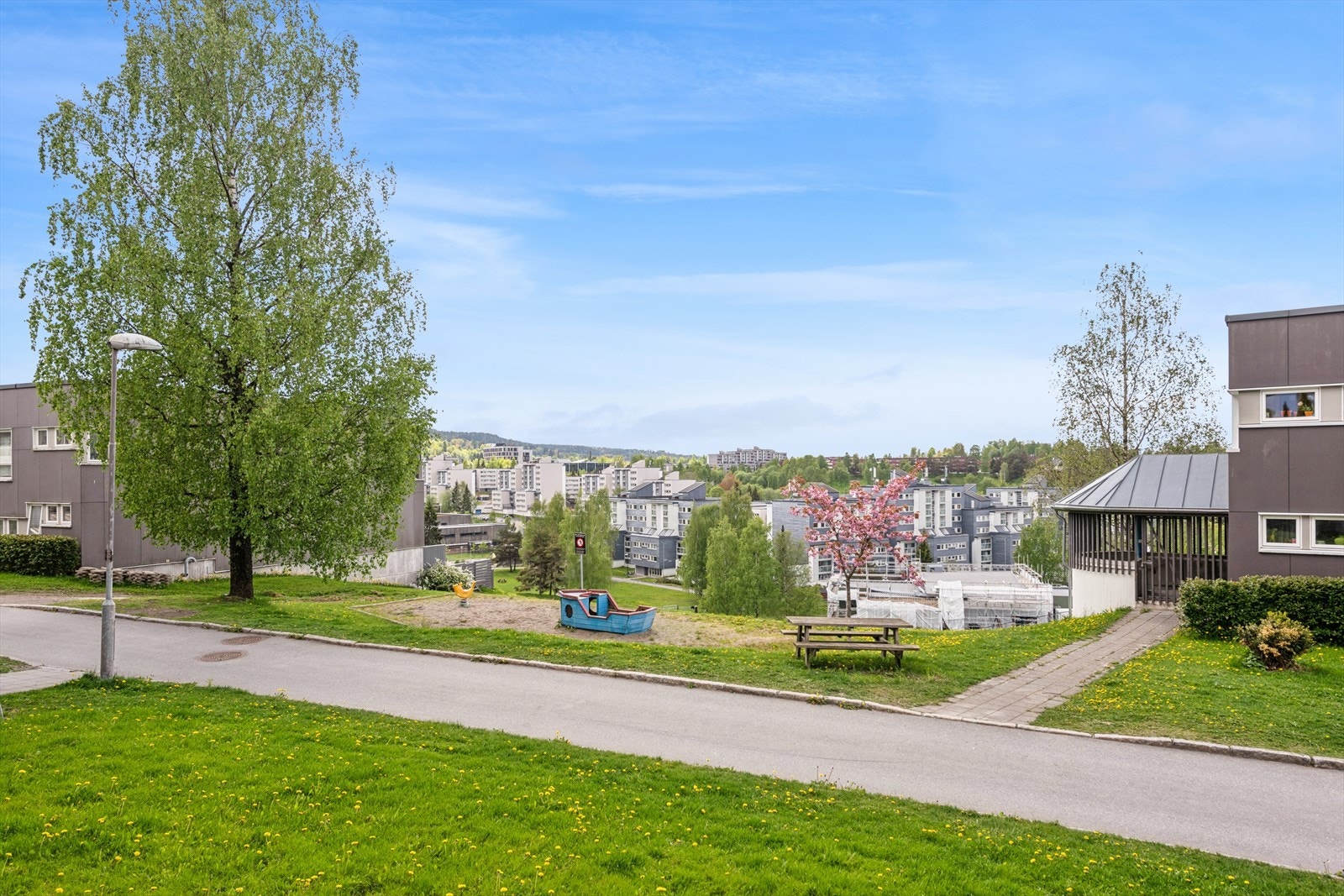Borettslaget har fine, grønne fellesområder. Det er kort vei til skoler som Haugen skole, samt butikker og offentlig kommunikasjon. Galleribilde