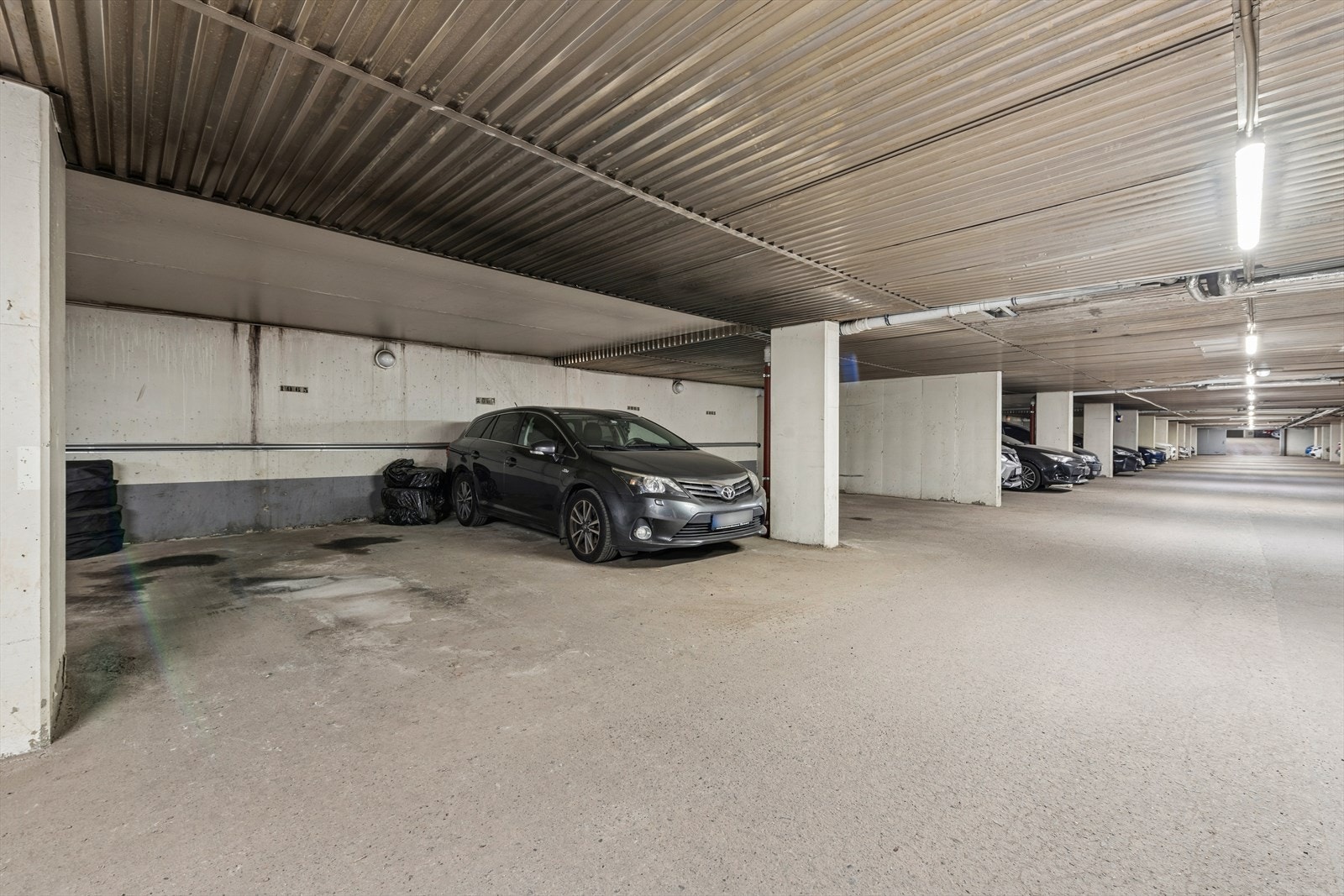 Det medfølger en fast garasjeplass i felles, lukket anlegg under bygget. Galleribilde