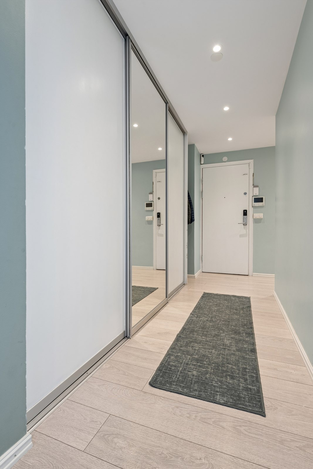 Romslig entré med god plass til oppbevaring i skyvedørsgarderobe med speilfronter. Galleribilde