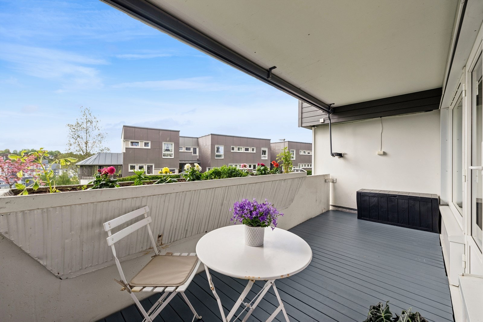 Leiligheten har to uteplasser: en romslig balkong fra stuen og en innglasset balkong fra kjøkkenet. Galleribilde