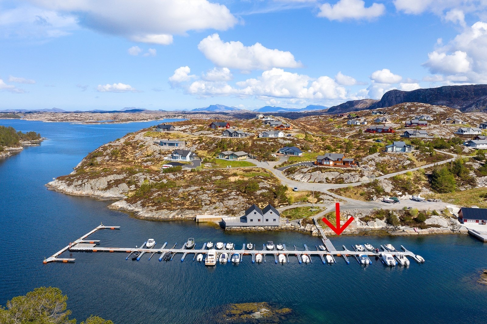 Felles bryggeanlegg like nedenfor hvor hytten har båtplass. Galleribilde