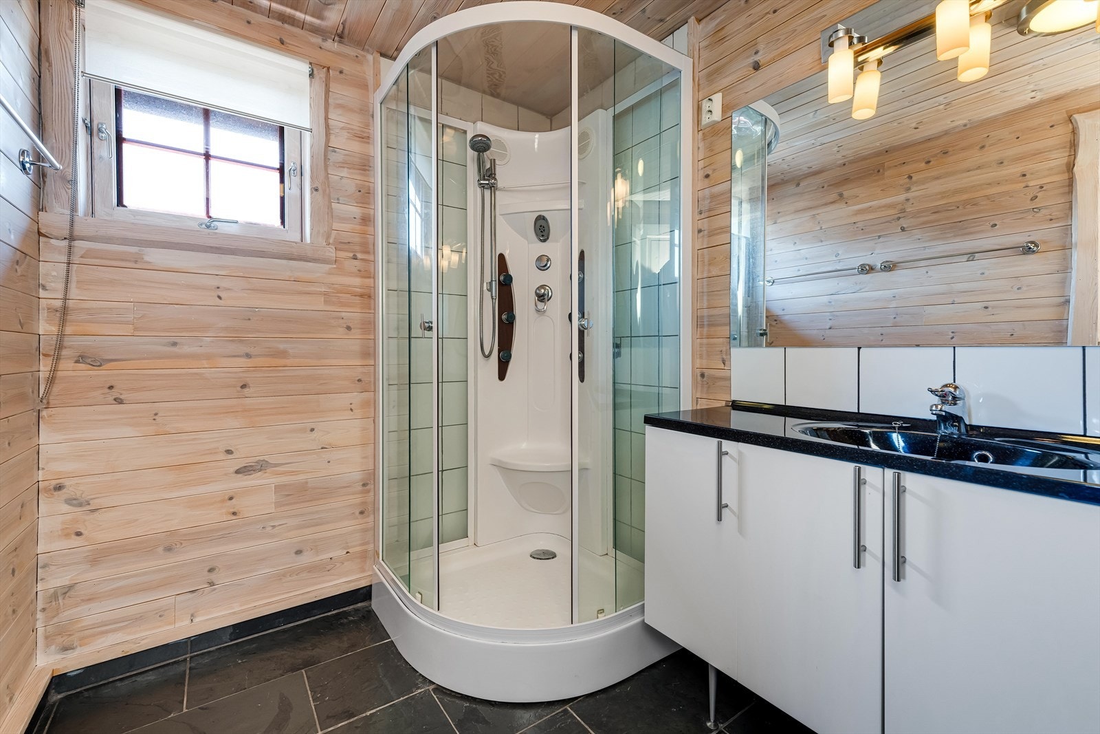 Badet er flislagt og har varmekabler i gulv. Galleribilde