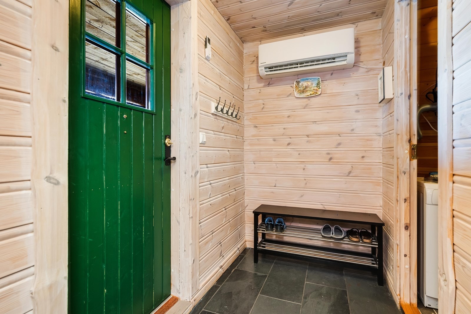 Hytten har en praktisk entré med god plass til å henge fra seg yttertøy og sko. Her er det installert varmepumpe. Galleribilde