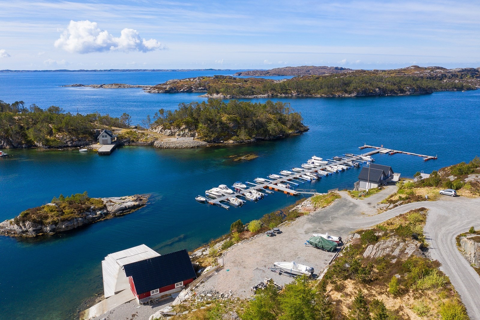 Fra eiendommen har er det ca. 10 minutters kjøring til Byrknes hvor man finner daglige servicetilbud, som blant annet dagligvarebutikk og marina. Galleribilde
