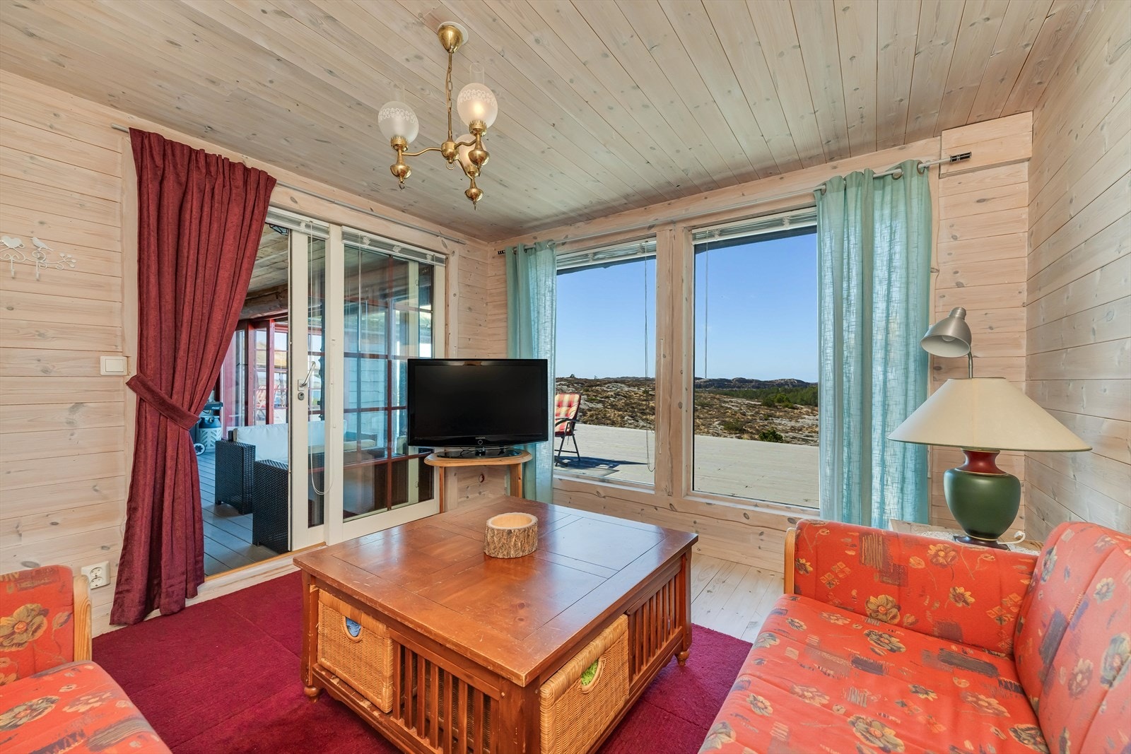 Fra utestuen/innglasset terrasse er det tilkomst til tv-stue. Galleribilde