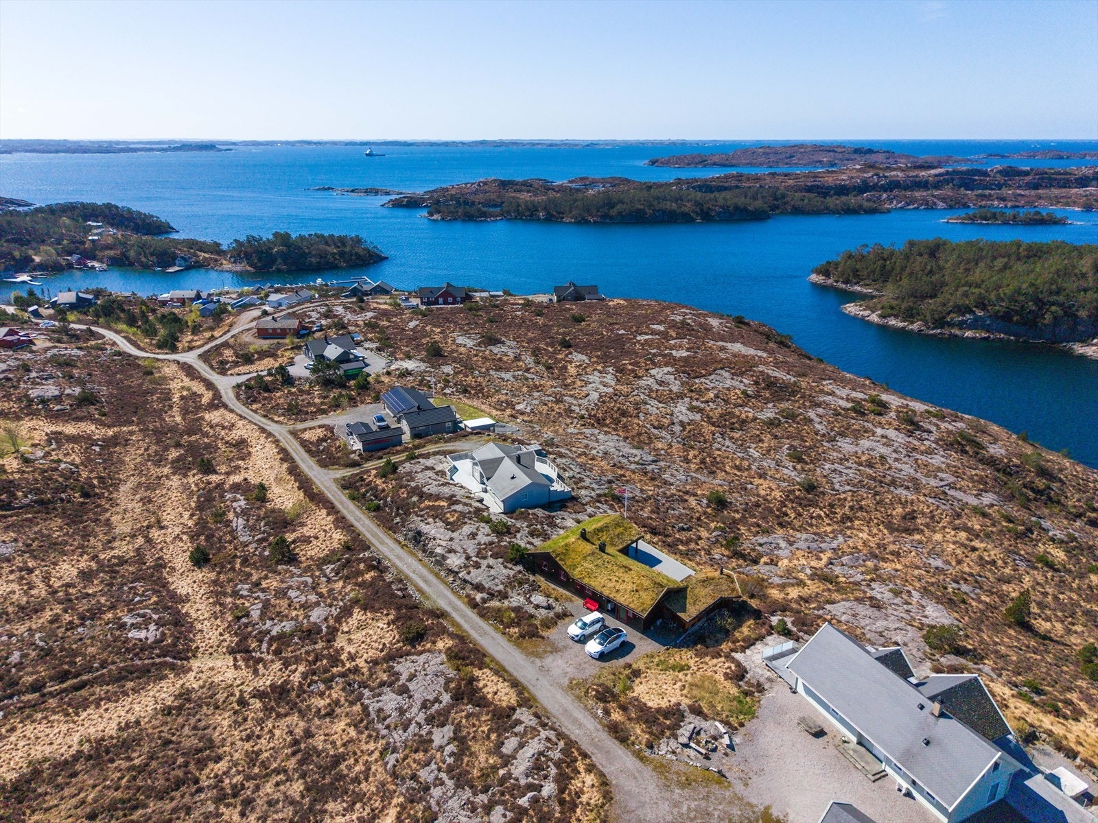 Fra eiendommen har man flott utsikt mot vest over Fensfjorden/Djuposen, holmene utenfor Byrknes samt videre mot Fedje og Holmengrå. Galleribilde