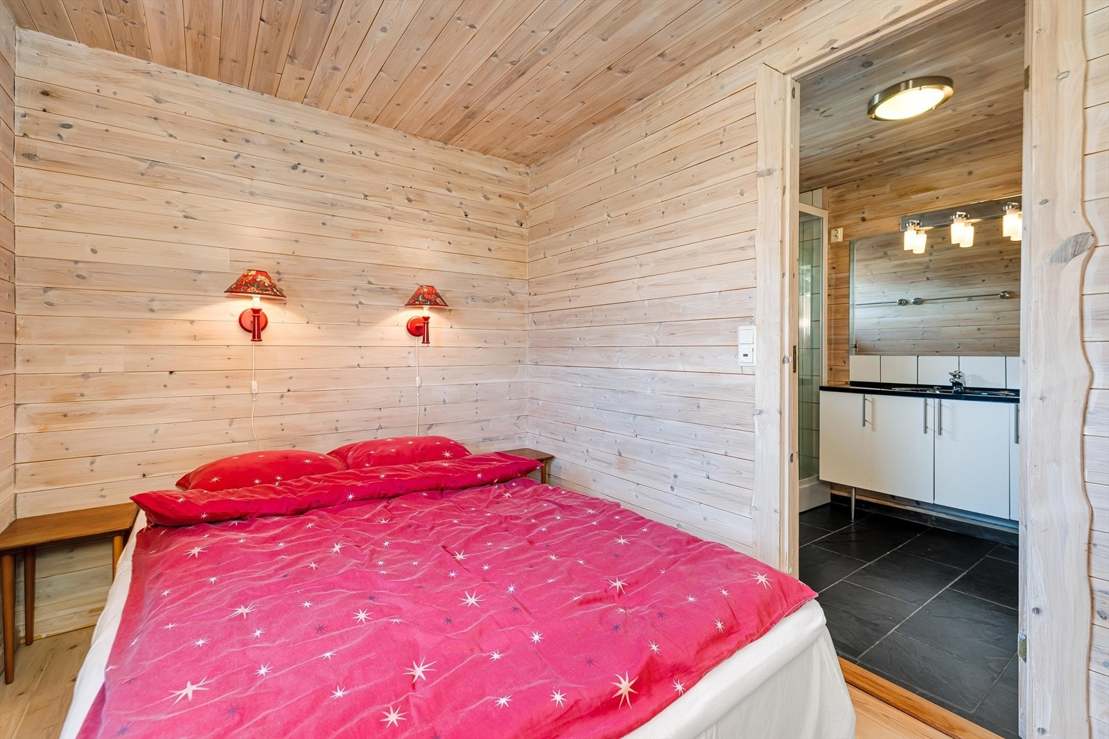Hovedsoverom har tilkomst til eget bad. Galleribilde