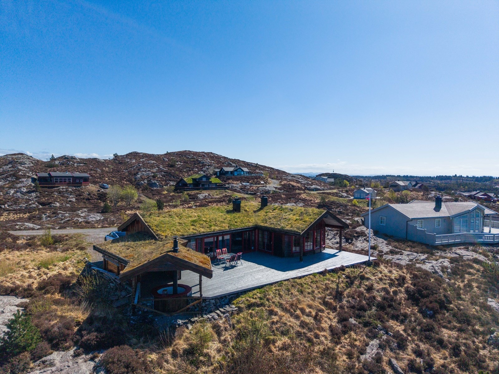 Hyttens utforming gir muligheter for å finne et lunt og skjermet sted. Galleribilde
