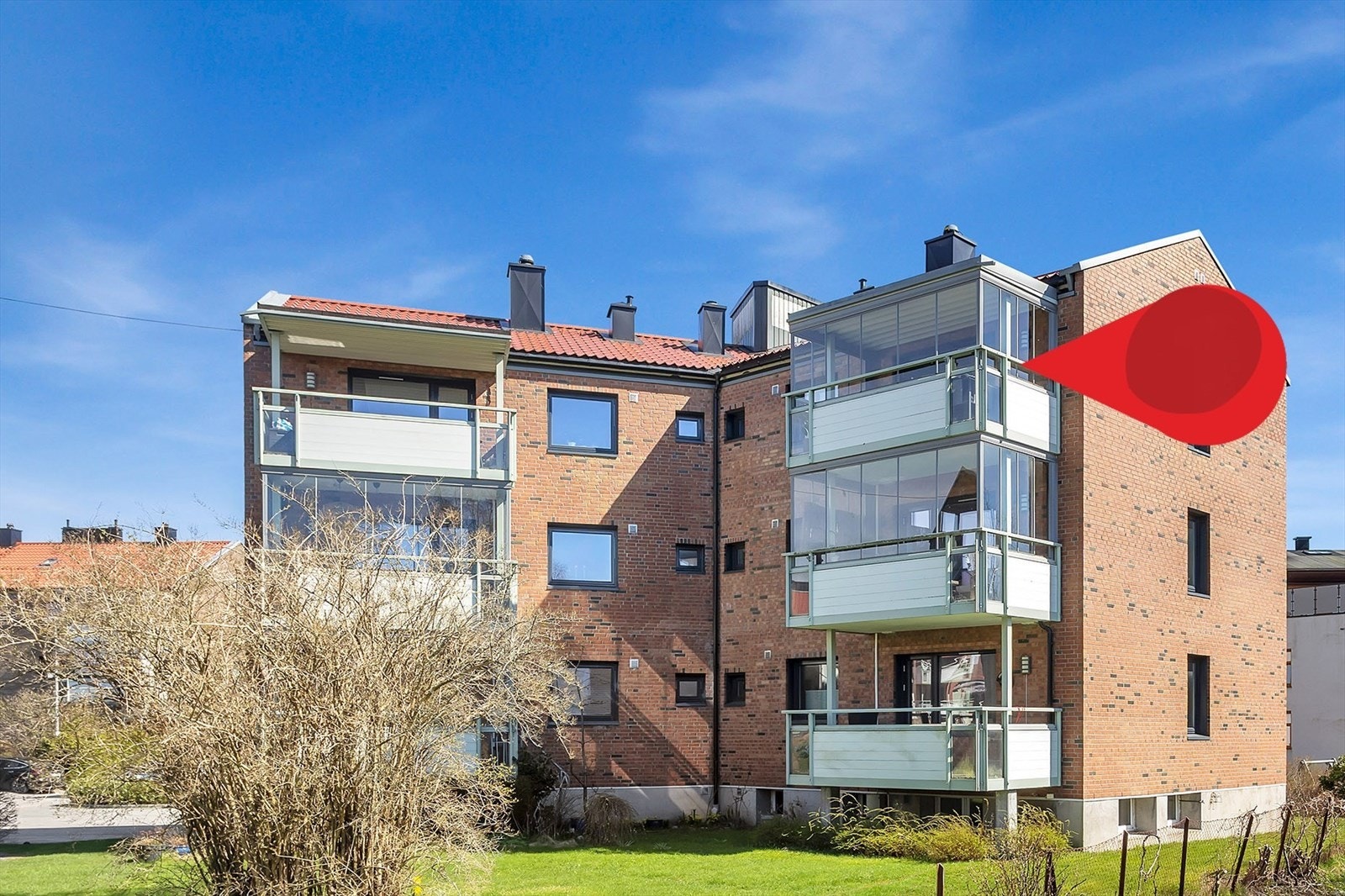 Denne flotte boligen ligger i tredje etasje i en stjerneblokk og drar fordeler av lysinnfall fra flere himmelretninger. Leiligheten ble nesten fullstendig modernisert i 2022 (med unntak av badet) og har en smart og funksjonell planløsning. Galleribilde