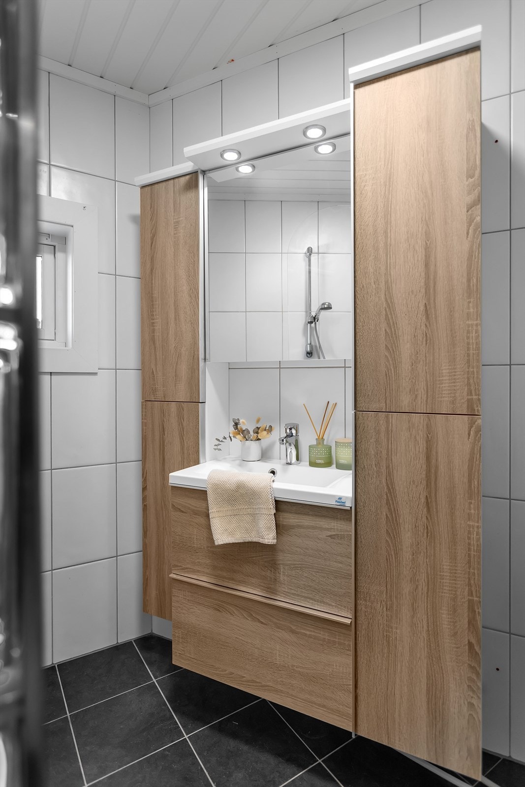 Med mekanisk avtrekk og varmekabler i gulvet sørger badet for et behagelig inneklima året rundt. Galleribilde