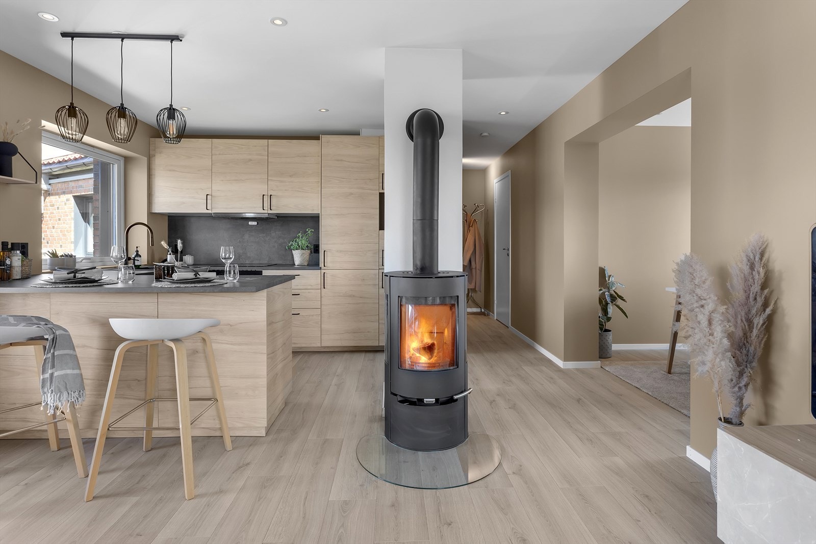 Stuen er hjemmets hjerte, og her møter du en lys og romslig atmosfære som innbyr til hygge og avslapning. Galleribilde