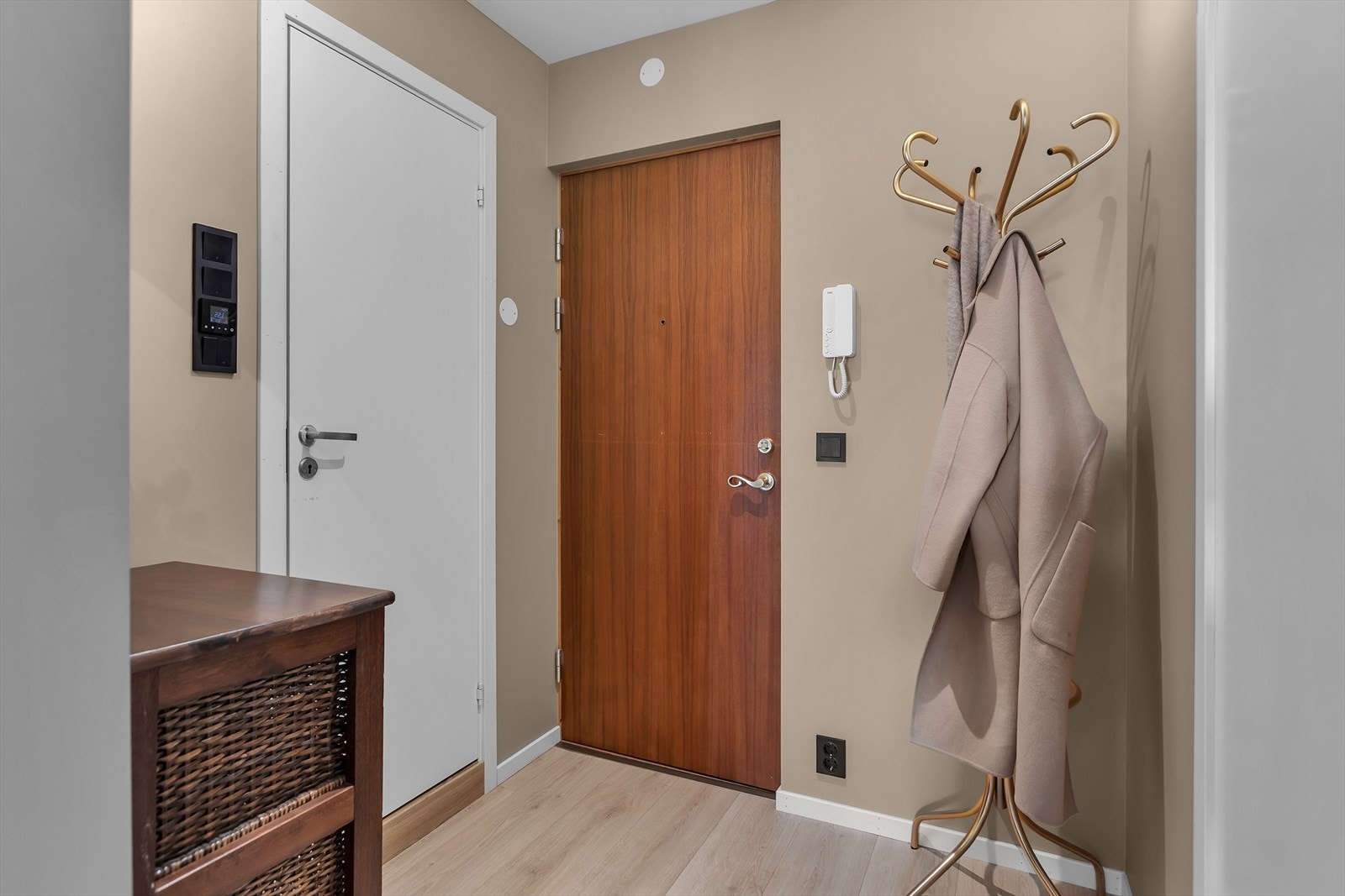 Entréen i denne leiligheten ønsker deg velkommen med et lyst og innbydende førsteinntrykk. Her er det plass til oppheng av yttertøy og oppbevaring av sko, noe som bidrar til en organisert og harmonisk atmosfære. Galleribilde