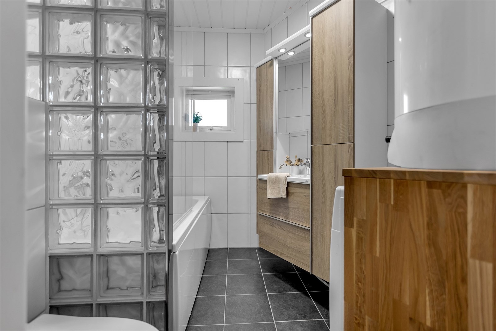 Det er også opplegg for vaskemaskin, noe som gjør hverdagen enda mer praktisk. Galleribilde