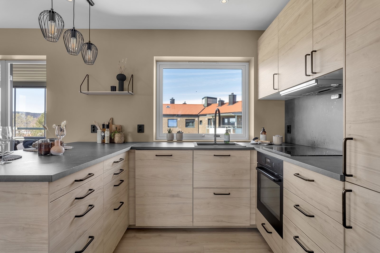 Her er det rikelig med både skap- og benkeplass, slik at alt av kjøkkenutstyr og ingredienser enkelt kan organiseres. Kjøkkenet er fullt utstyrt med integrerte hvitevarer som platetopp, stekeovn, mikrobølgeovn, kjøle-/fryseskap og oppvaskmaskin. Galleribilde