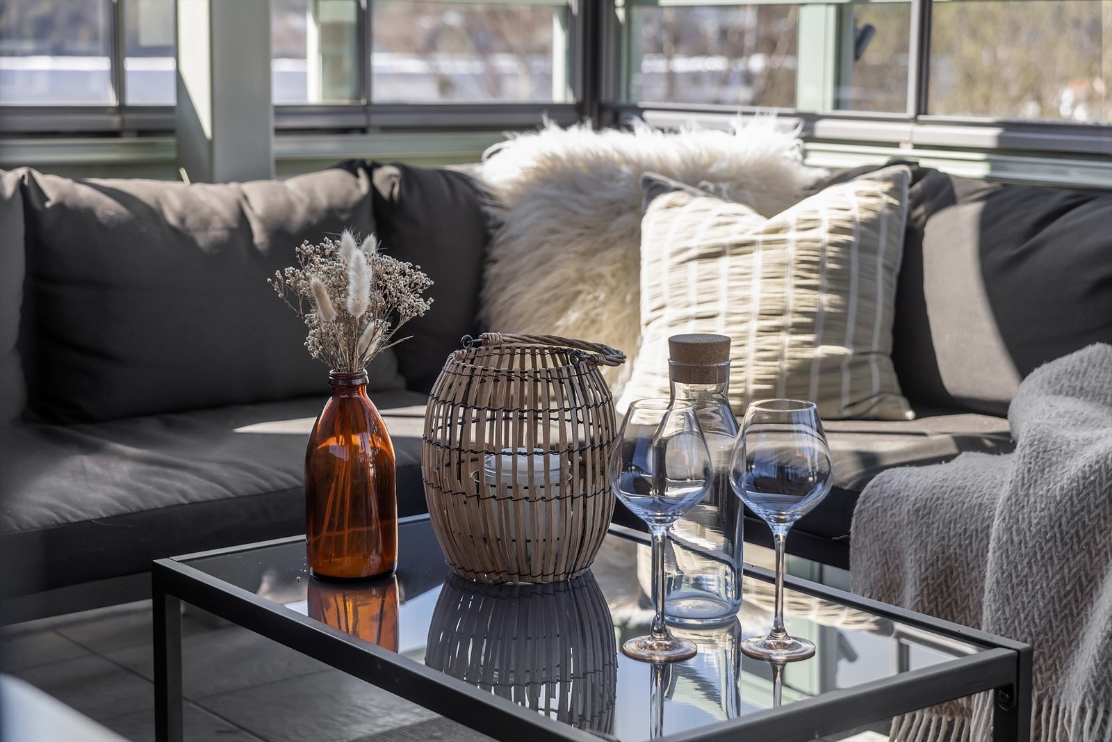 Her kan du finne roen i solveggen mens du nyter den grønne utsikten, eller trekke for glassvinduene for å skape en lun og koselig atmosfære. Galleribilde