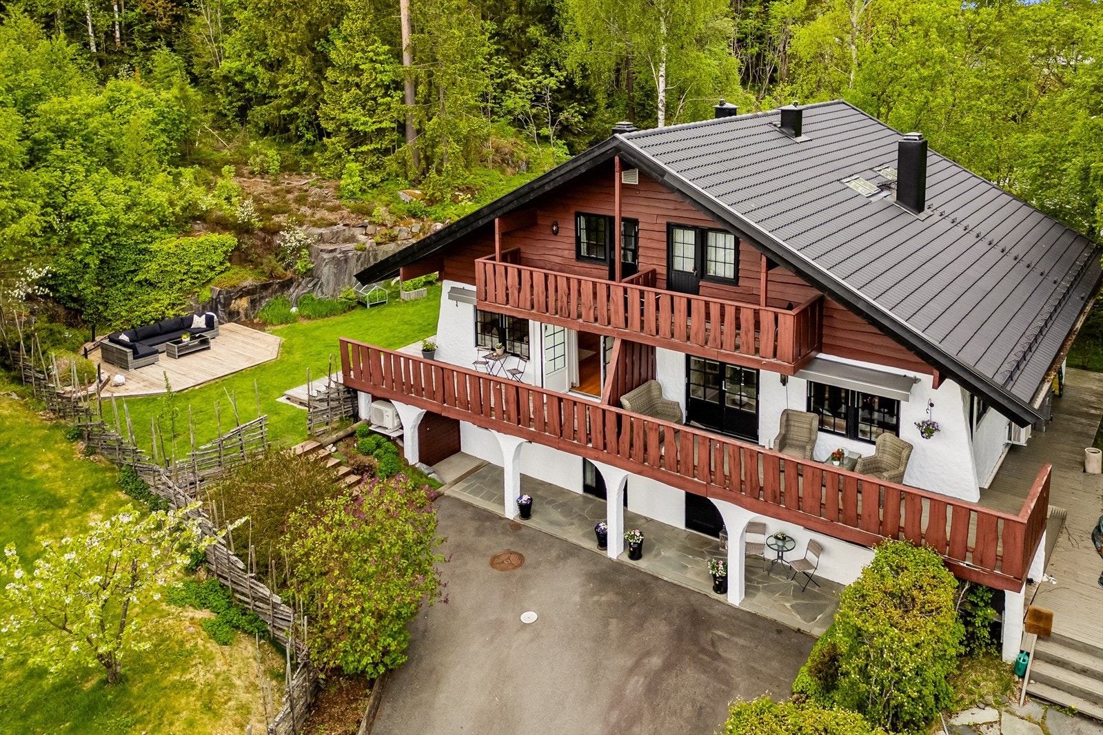 Taket på boligen ble byttet i 2018, inkludert lekter, sløyfer, takpapp og takstein. Galleribilde