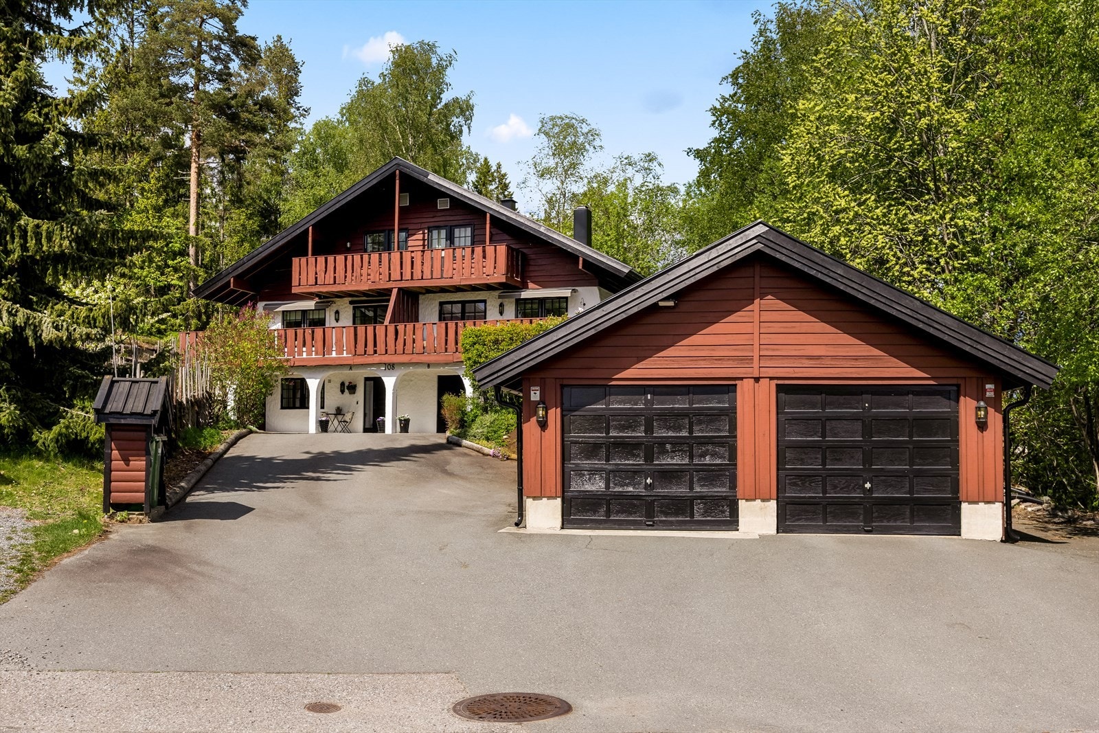 Det medfølger en garasjeplass i venstre del av dobbelgarasjen, samt en utendørs parkeringsplass til venstre for garasjen. I tillegg er det gode parkeringsmuligheter både i oppkjørselen og foran garasjen. Galleribilde