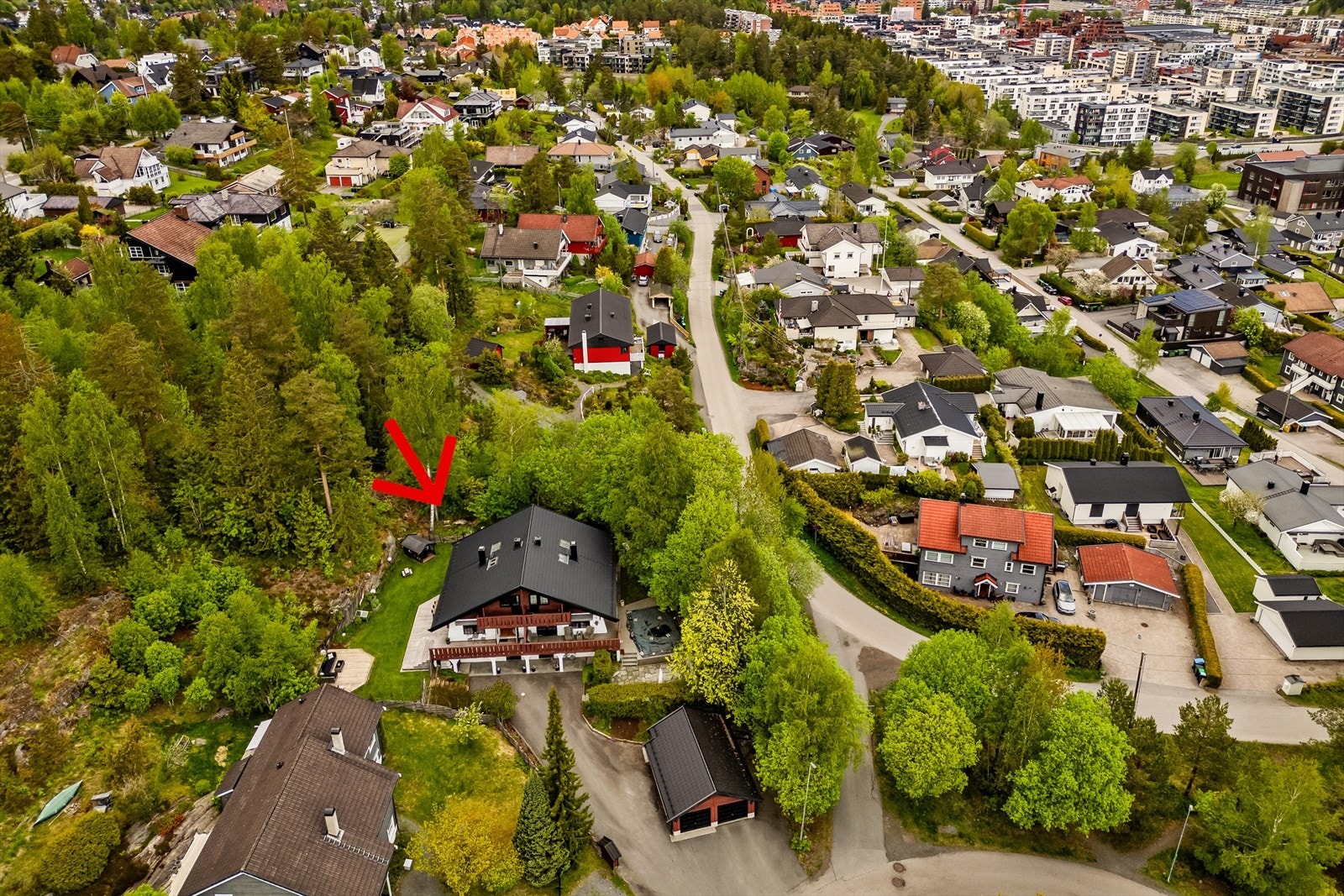 Boligen ligger i et fredelig og etablert boligområde på Rasta/Vallerud. Området er svært familievennlig, med marka som nærmeste nabo. Galleribilde