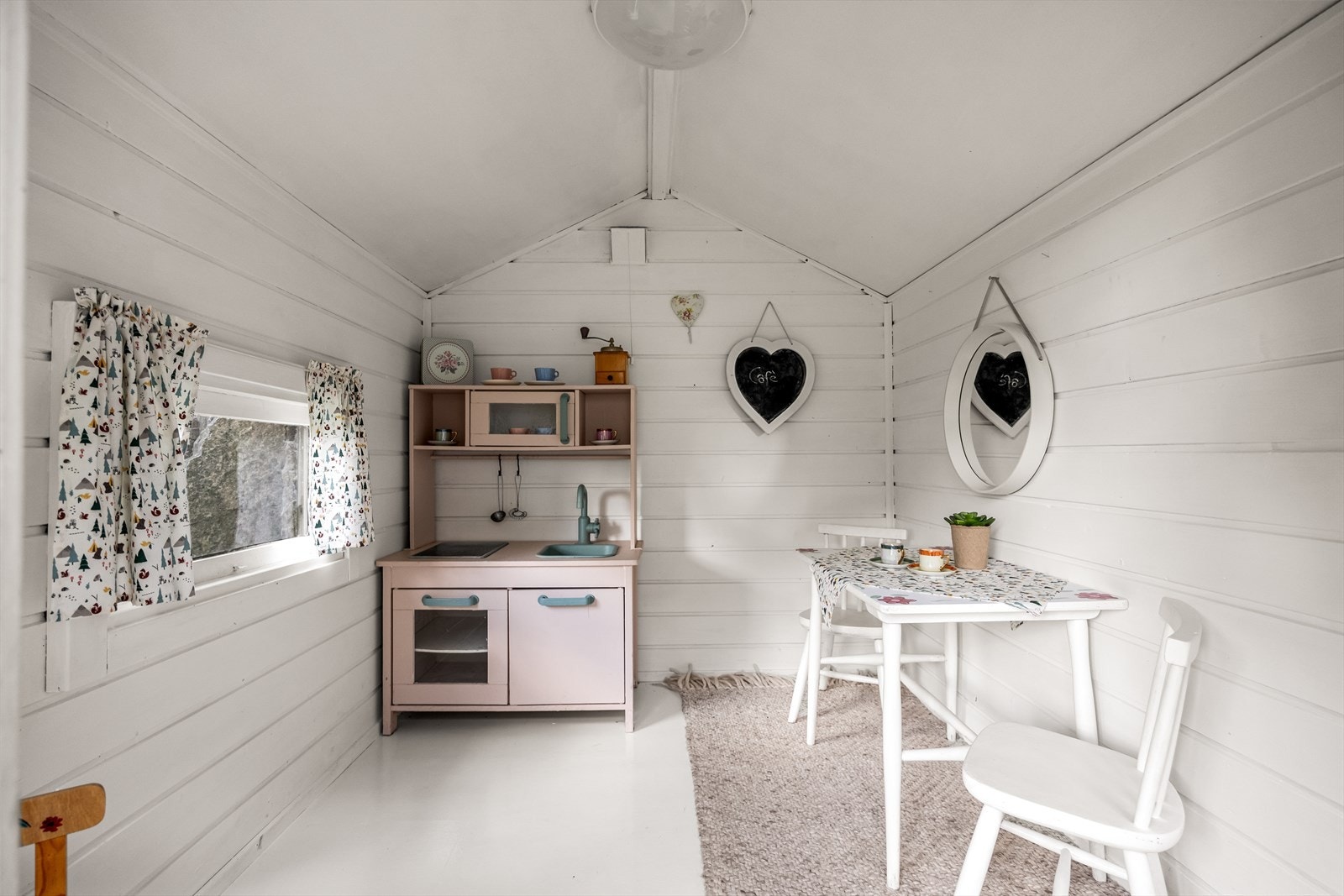 Den sjarmerende lekestuen i hagen er et paradis for de minste. Galleribilde