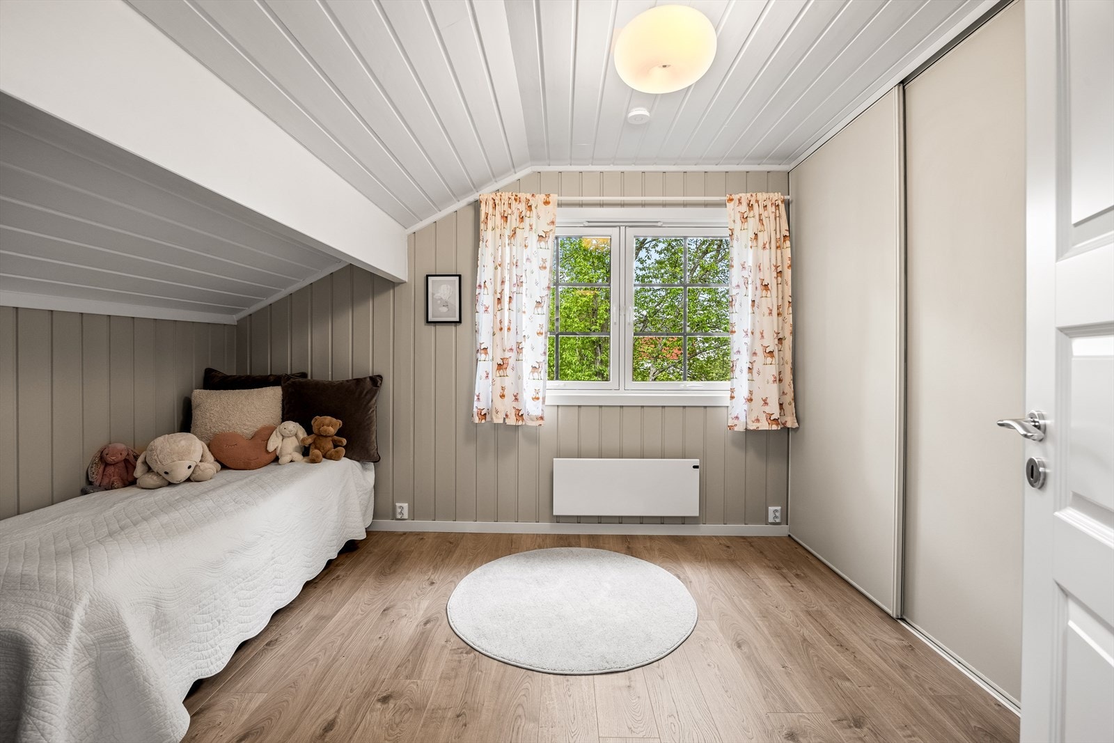 Det andre soverommet i etasjen passer utmerket som barnerom, med plassbygget alkove og skyvedørsgarderobe. Galleribilde