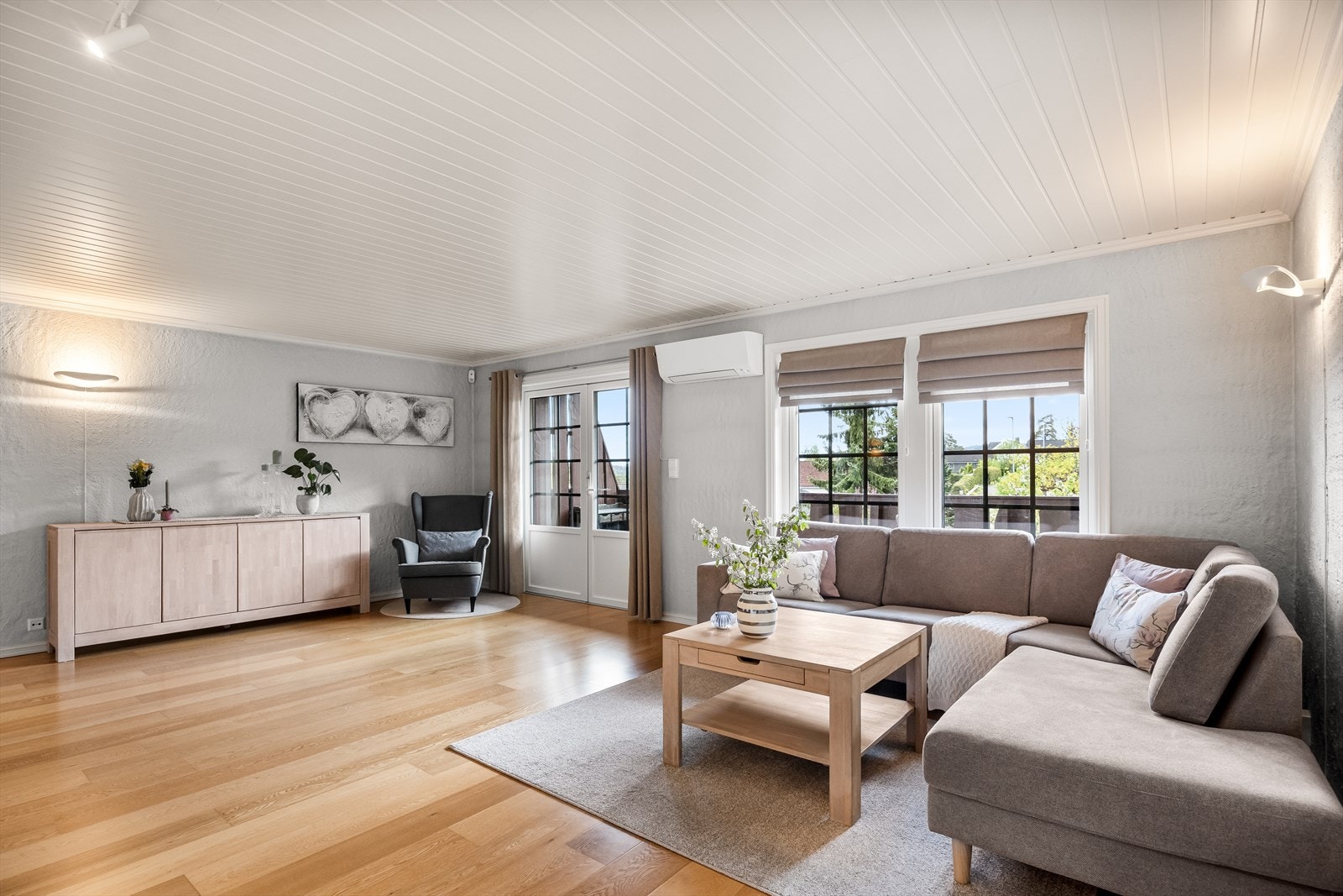Fra stuen er det direkte utgang til en treveranda på ca. 17 m². Store vindusflater gir godt med naturlig lys. Det er svært godt lysinnslipp i hele boligen! Galleribilde