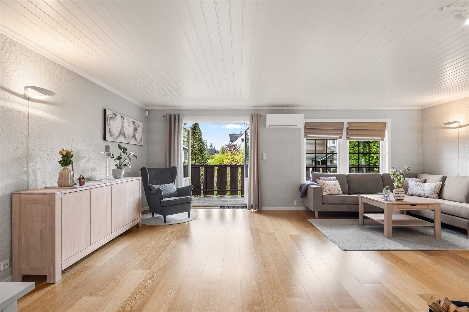 De store vinduene og terrassedøren slipper inn rikelig med dagslys. Galleribilde