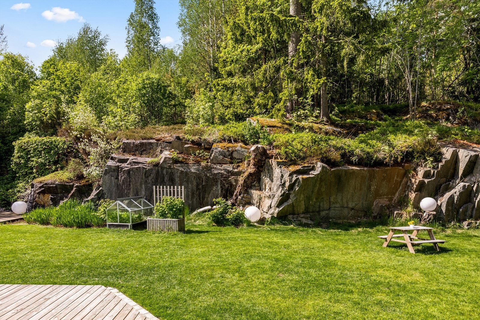 Hagen er usjenert og ligger vendt mot et rolig skogholt med ingen innsyn. Muligheter for dyrking i eget drivhus. Galleribilde