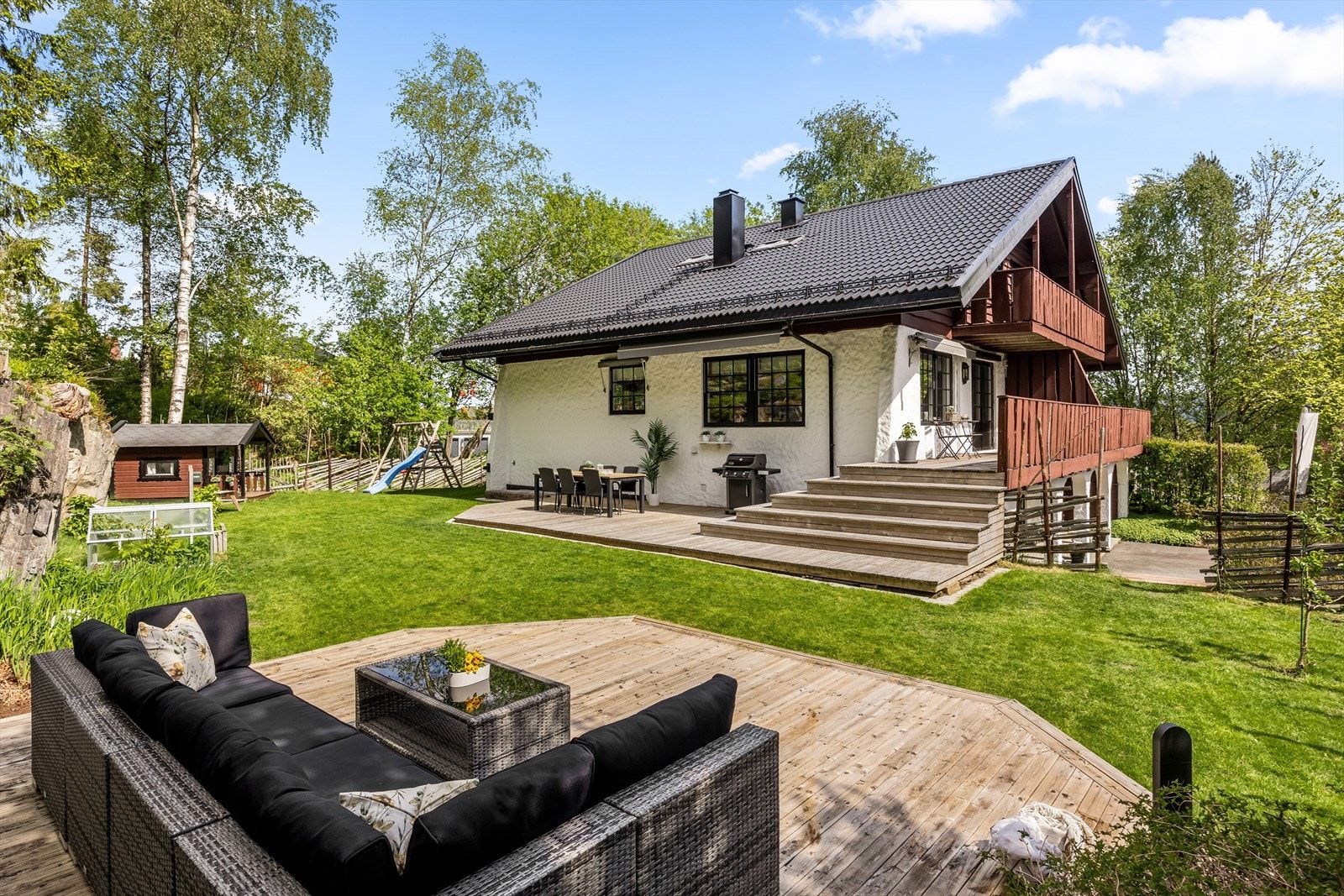 Eiendommen har en stor og velholdt hage med flere soner for lek og avslapning. Galleribilde