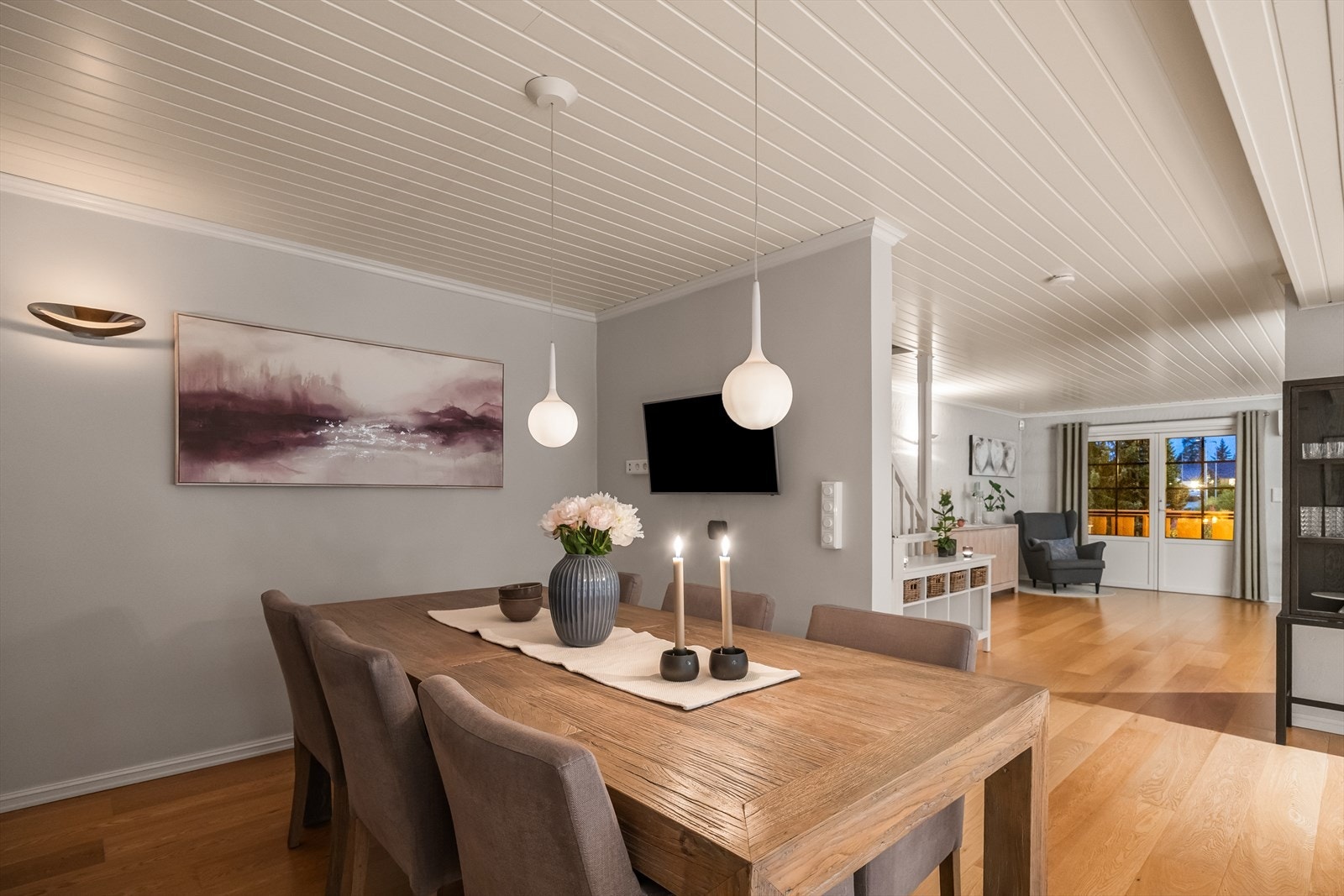 Spisestuen sett fra stuen, som viser den gode flyten i rommet. Galleribilde