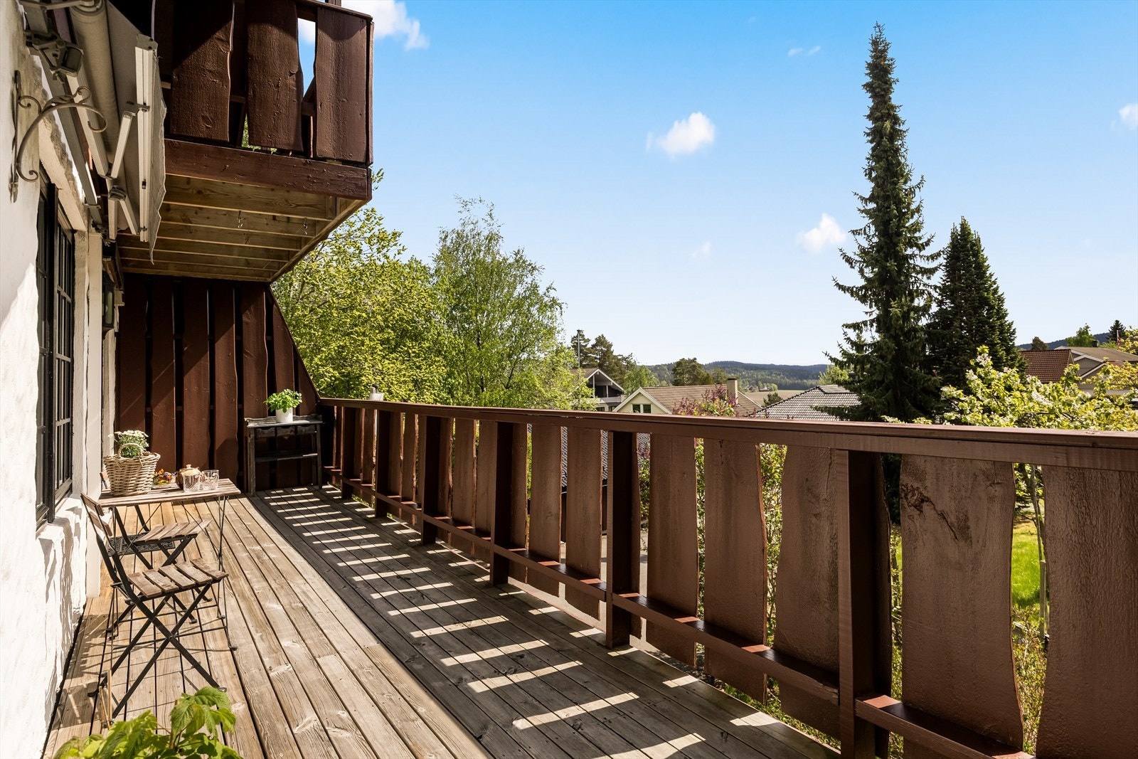 Verandaen i første etasje har god plass til en sittegruppe. Galleribilde