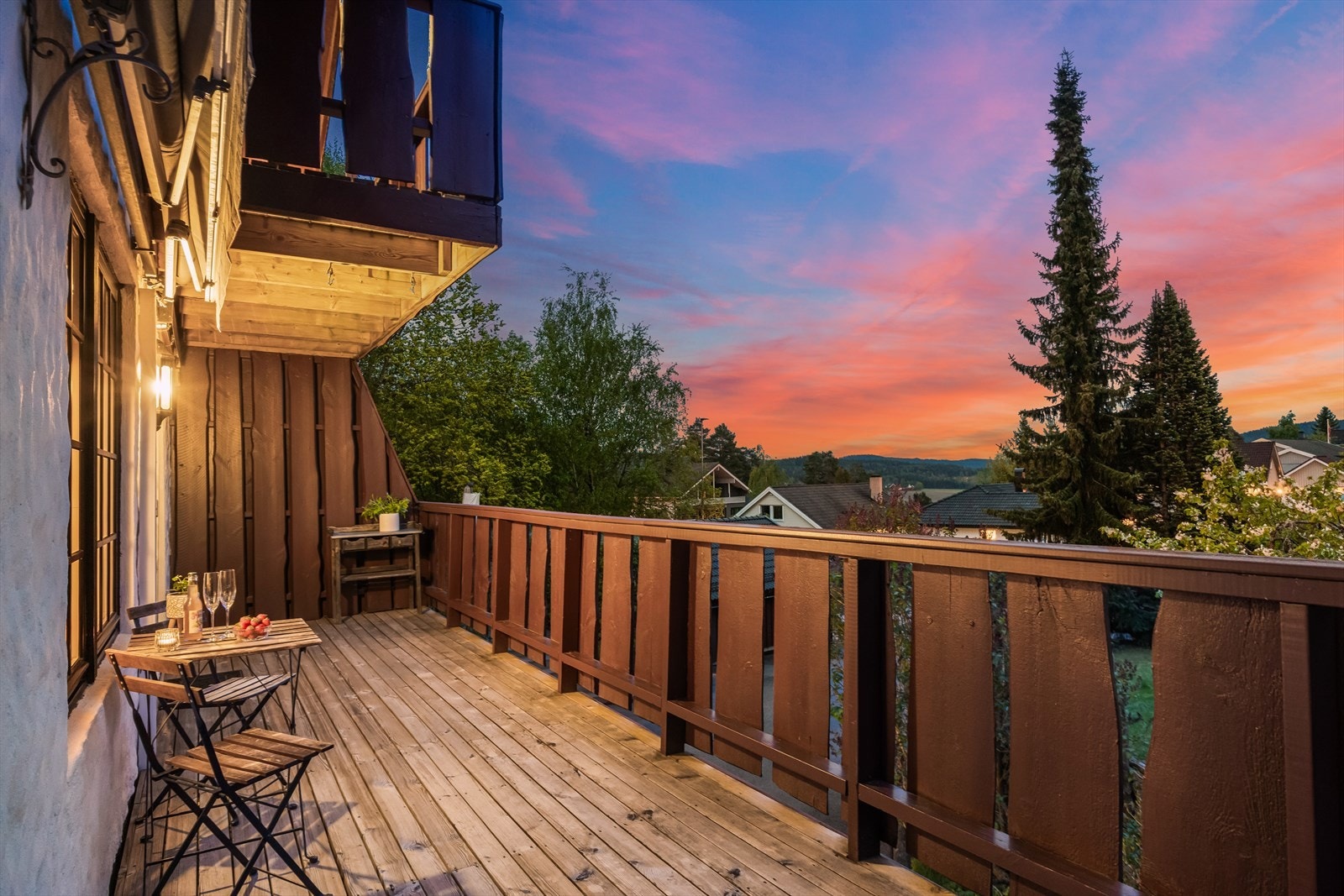 Verandaen i første etasje er et hyggelig sted å sitte på kvelden. Galleribilde