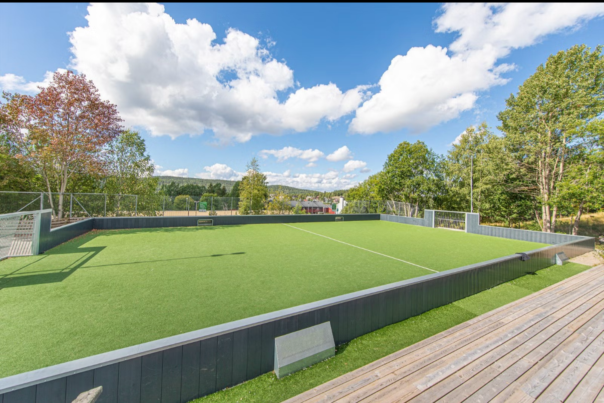 Anlegget inkluderer også en ballbinge for fotball og annen aktivitet. Galleribilde