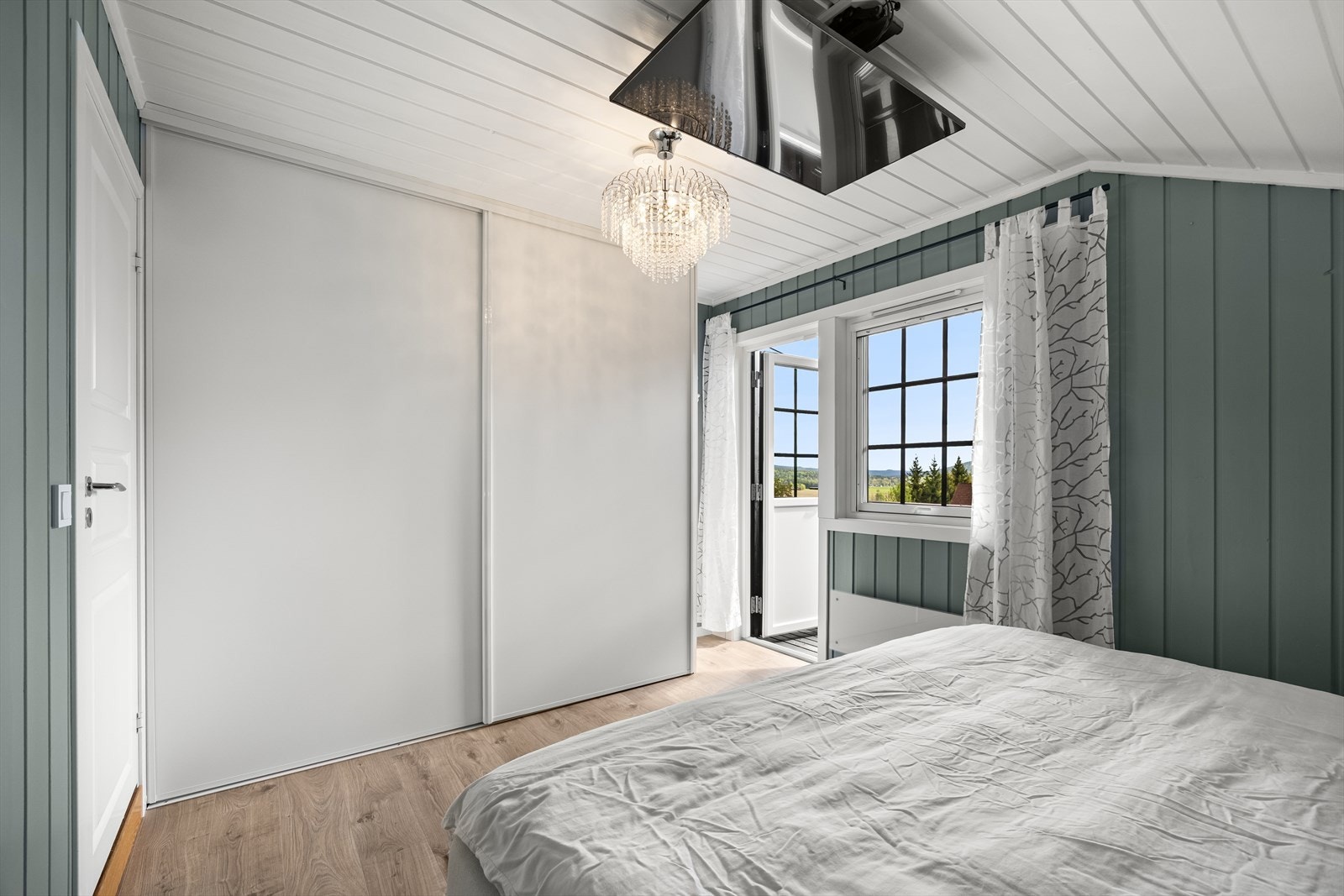 Det medfølger stor og praktisk skyvedørsgarderobe. Fra soverommet er det utgang til en egen balkong på ca. 5 m². Galleribilde
