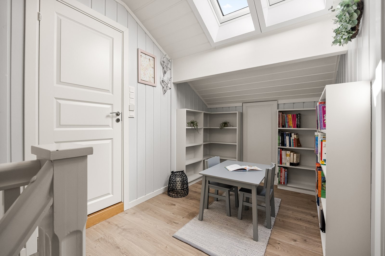 Loftsgangen er innredet som en liten barnestue, med takvinduer som gir godt lys. Galleribilde