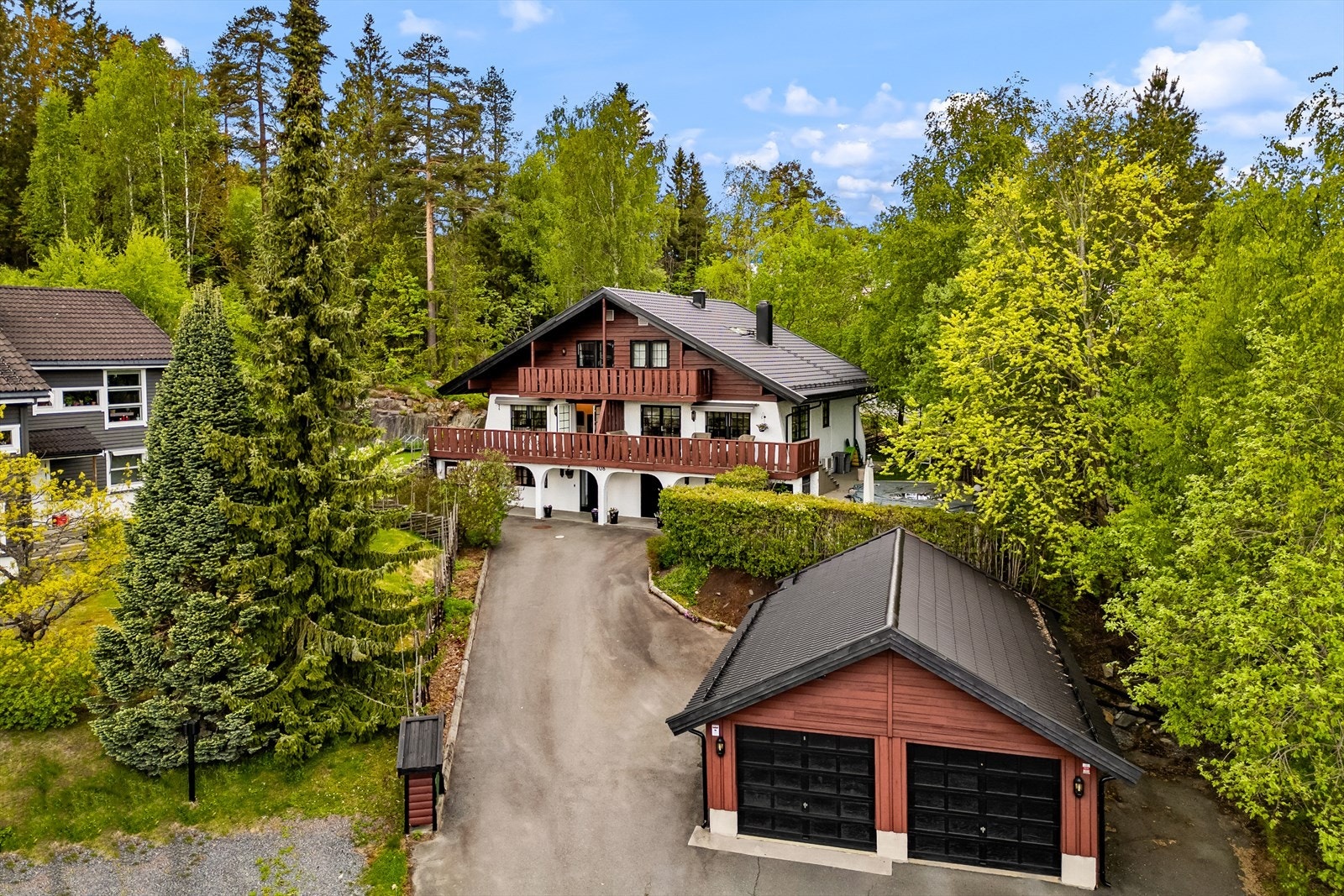 Boligen ligger høyt og fritt til i et etablert boligområde. Galleribilde