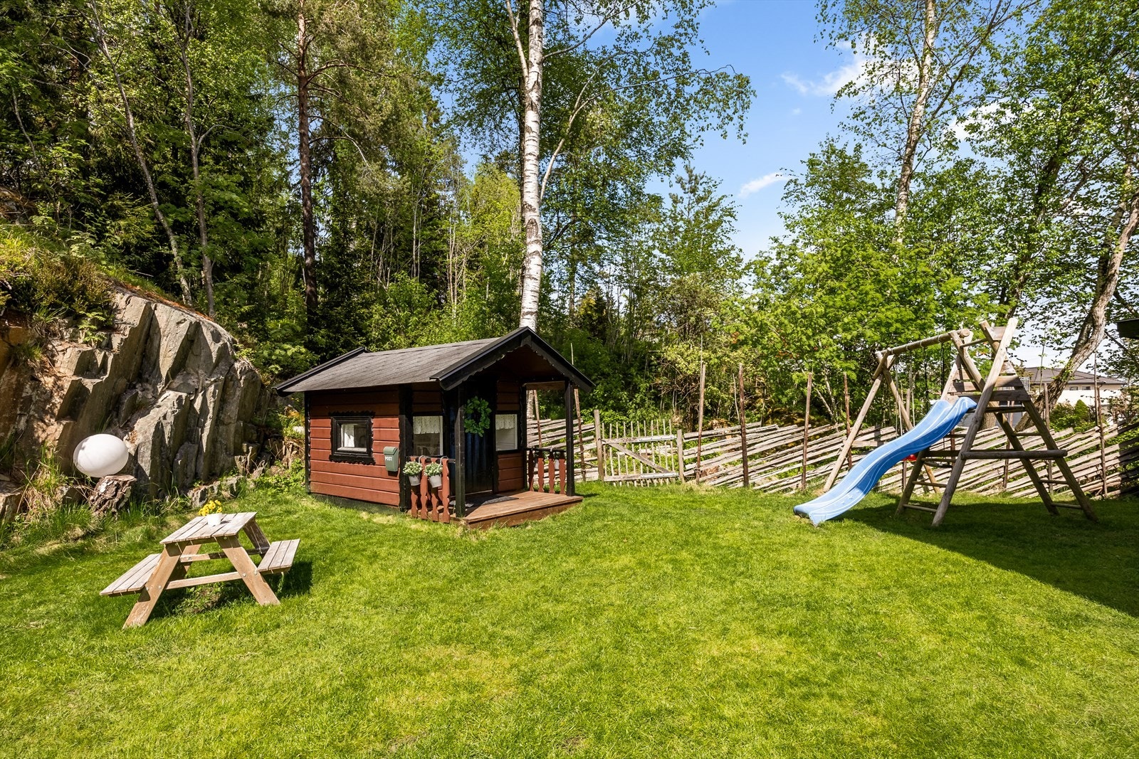 I hagen er det god plass til lekeapparater og en egen lekestue. Galleribilde