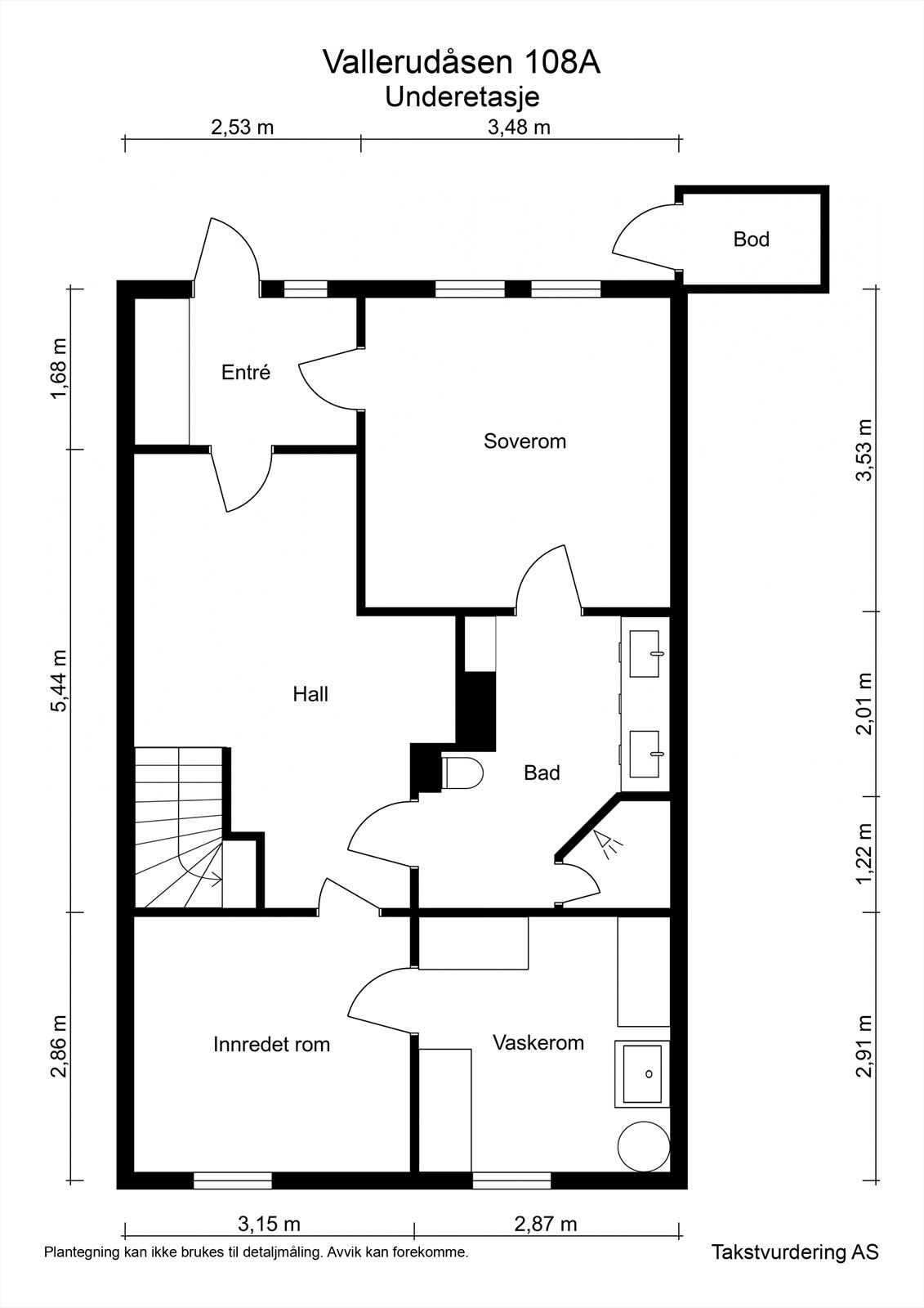 Underetasjen har en praktisk planløsning med entré, hall, bad, vaskerom, soverom og et innredet rom. Galleribilde