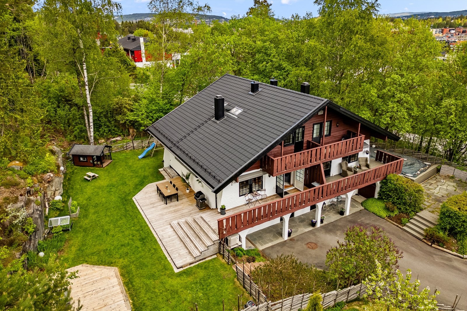 Eiendommen strekker seg over tre plan og har de senere årene gjennomgått en omfattende teknisk oppgradering, noe som gir et moderne og bekymringsfritt hjem for mange år fremover. Galleribilde