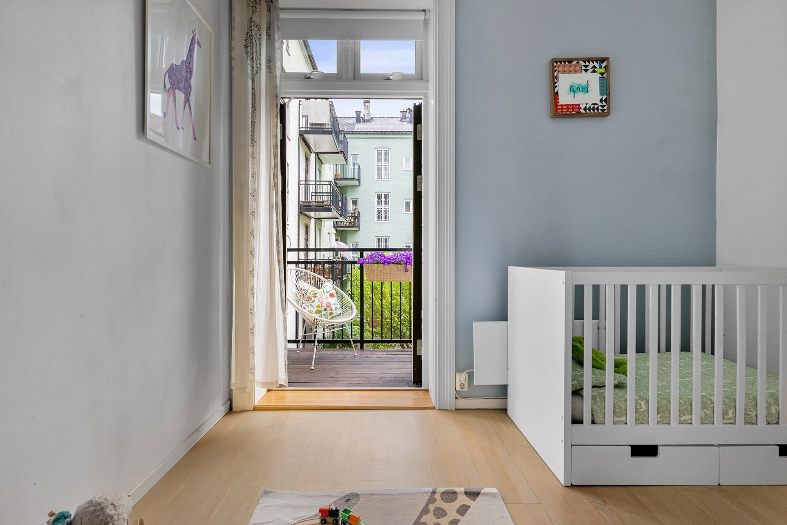 Rommet har utgang til balkongen. Galleribilde