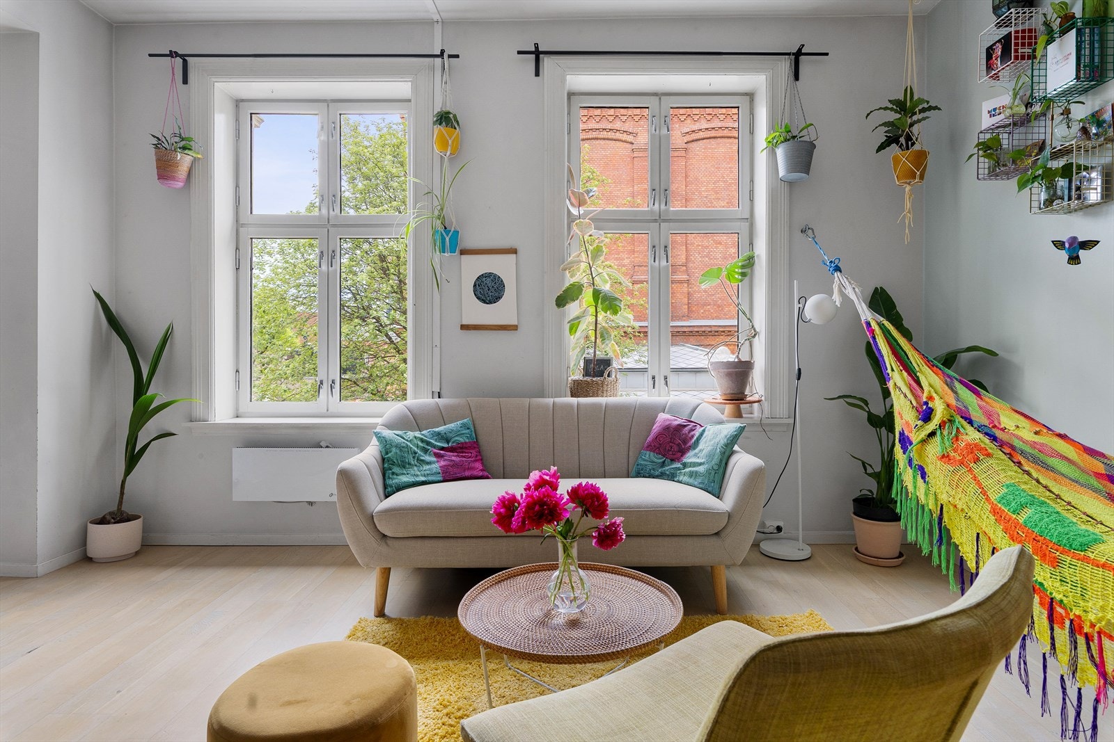 Leiligheten har et lyst parkettgulv gjennomgående i alle rom. Her er det heller ingen rom som føles trange. Galleribilde