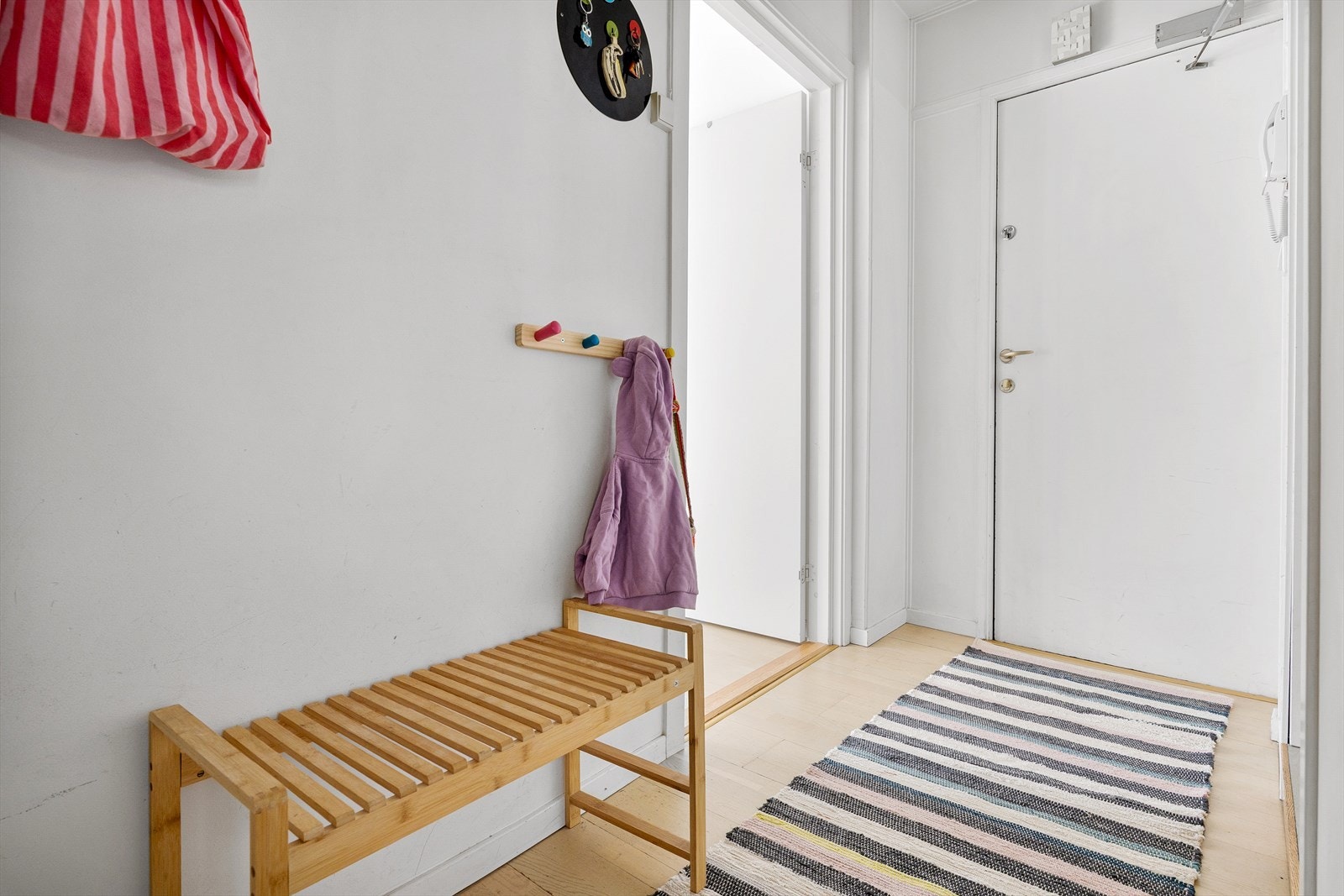 I entréen har du god plass til å henge fra deg yttertøy og sette fra deg skoene. Galleribilde