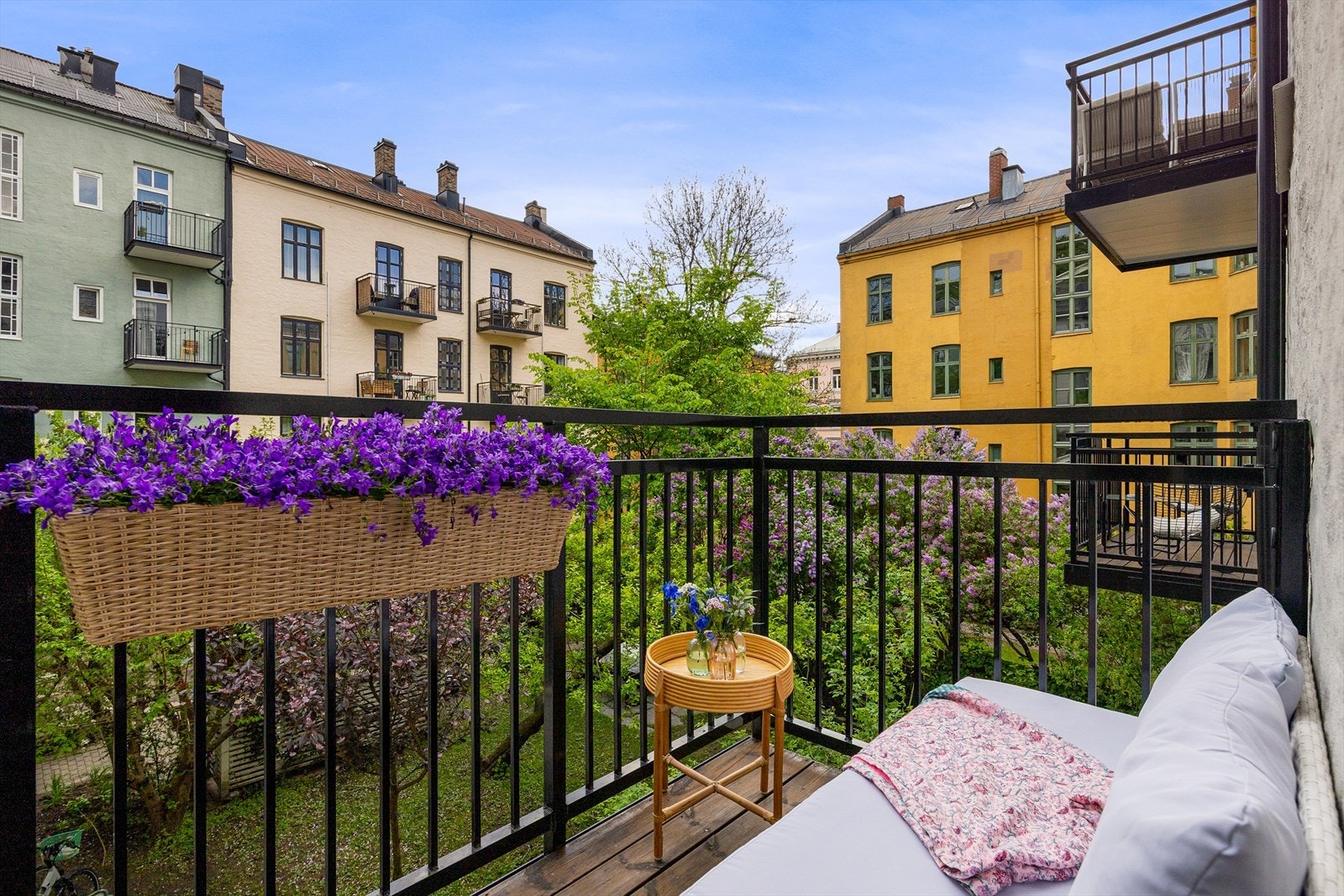 Hyggelig balkong mot bakgården - en herlig forlengelse av leiligheten i sommerhalvåret! Galleribilde
