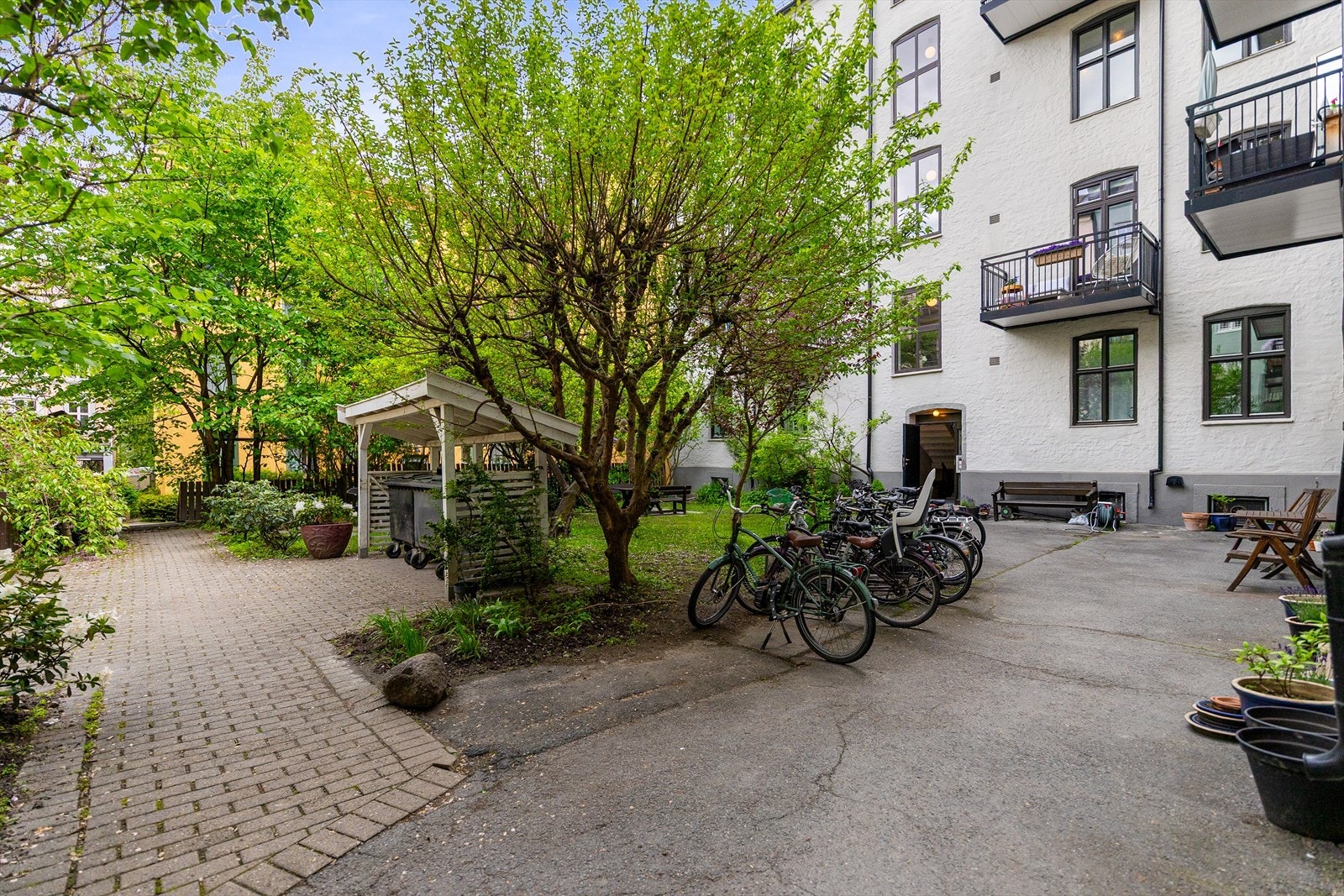 Forøvrig er fellesområdet belagt med heller og asfalt. Galleribilde