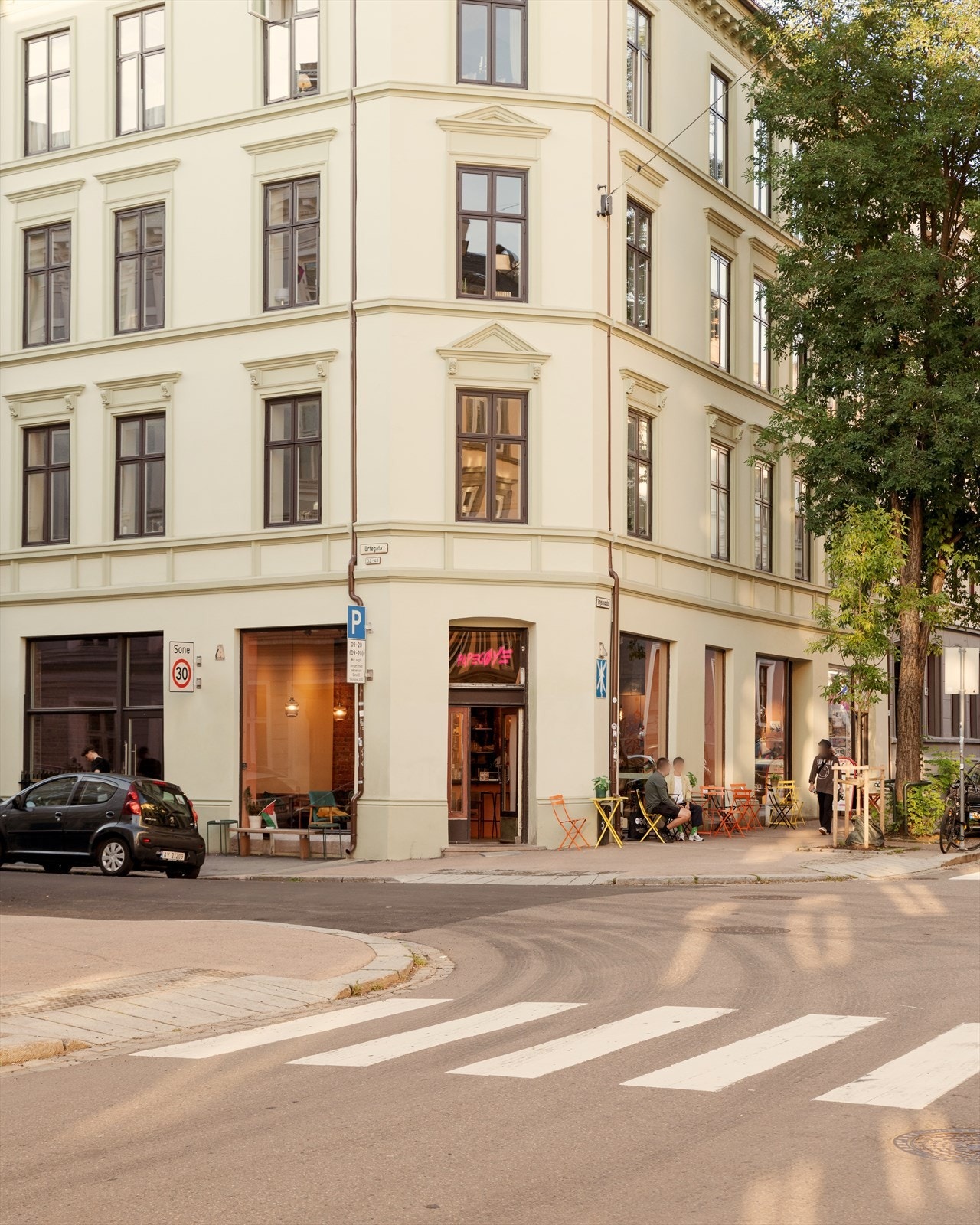 Papegøye (tidligere Neongrut) er en populær kafé og vinbar på Grønland. Her er alt plantebasert, med en spennende meny med noe for enhver. Galleribilde