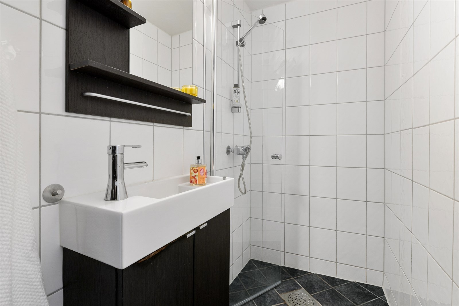 Det arealsmarte badet har tidløse lyse fliser på gulv og vegger. Galleribilde